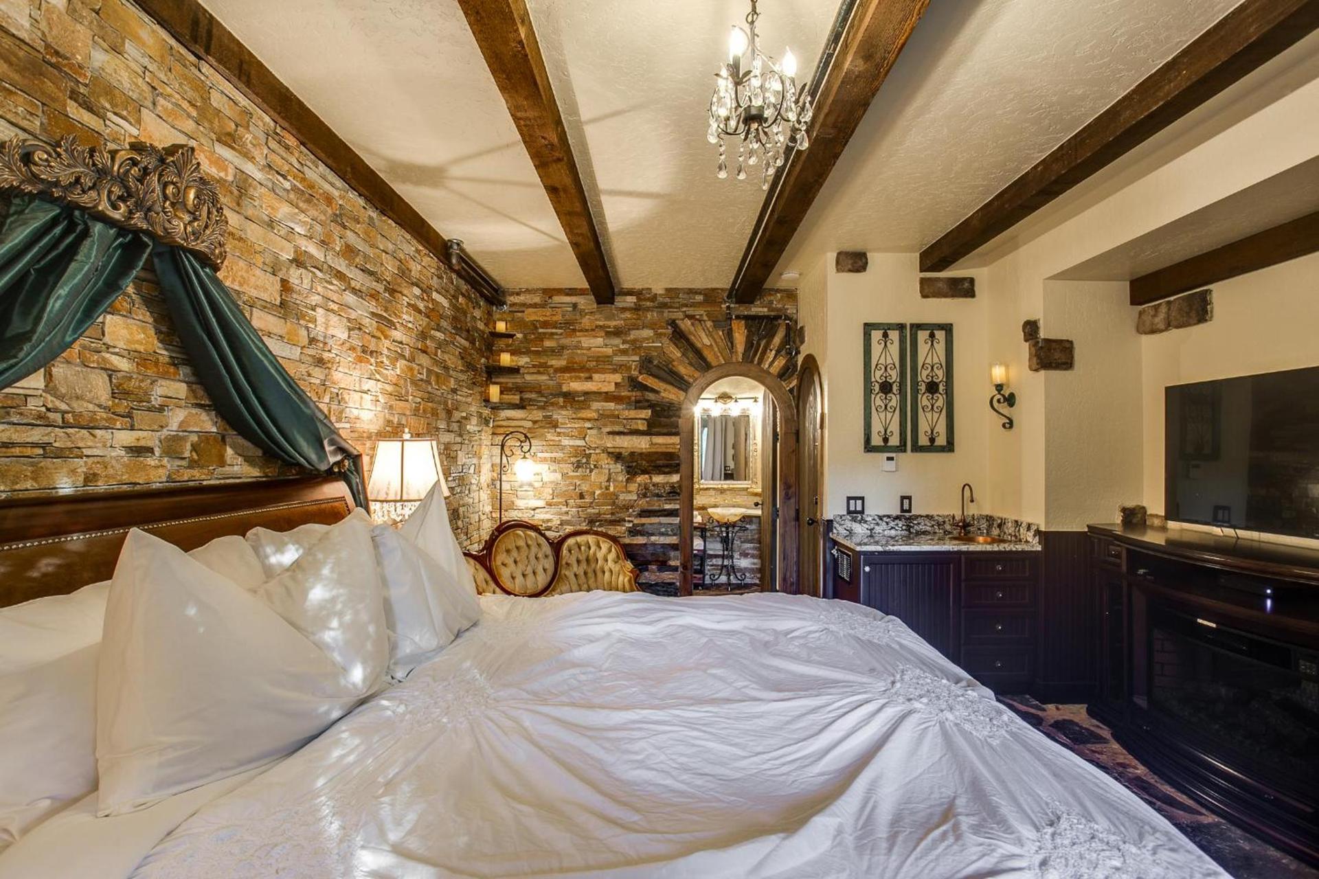 Storybook Riverside Inn photo 14