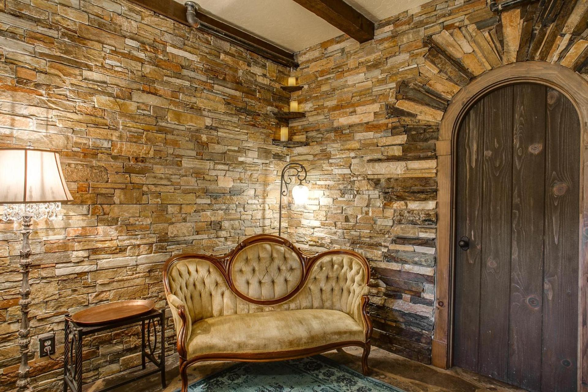 Storybook Riverside Inn photo 10