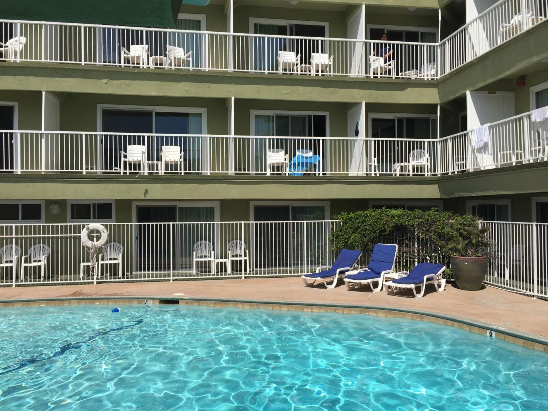 Surfer Beach Hotel photo 3