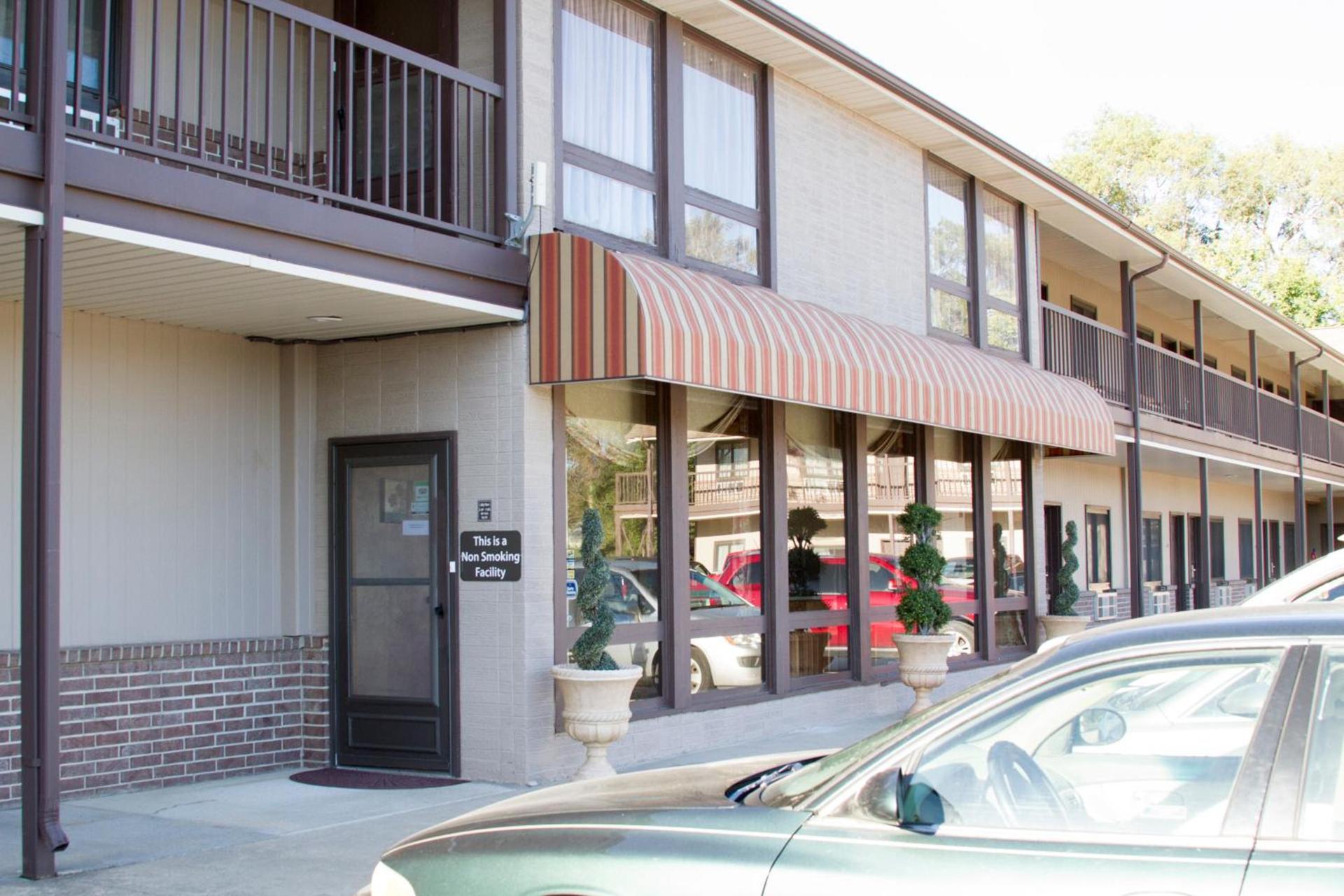 Cottonwood Inn & Suites photo 1