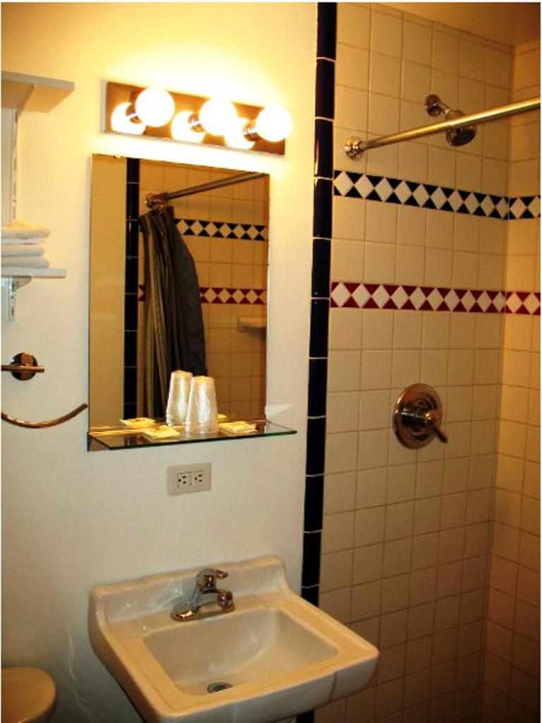 Golden West Motel photo 9