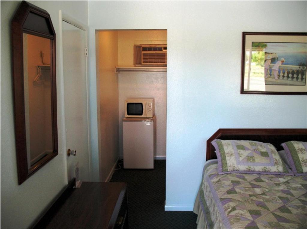 Golden West Motel photo 25