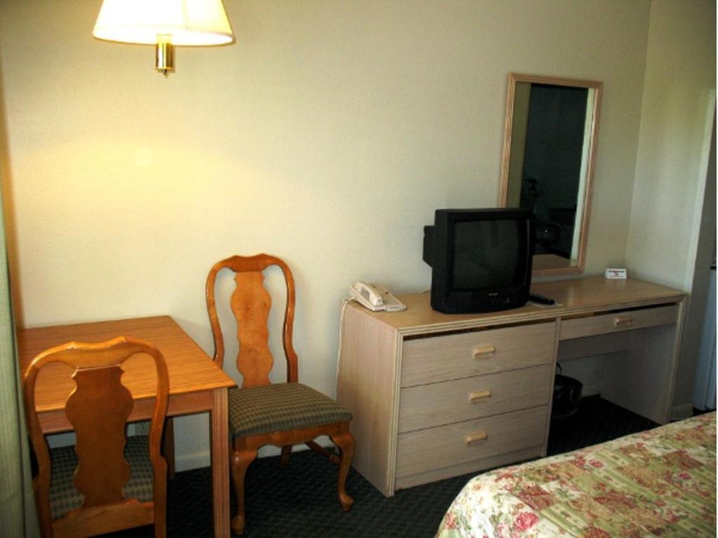 Golden West Motel photo 31