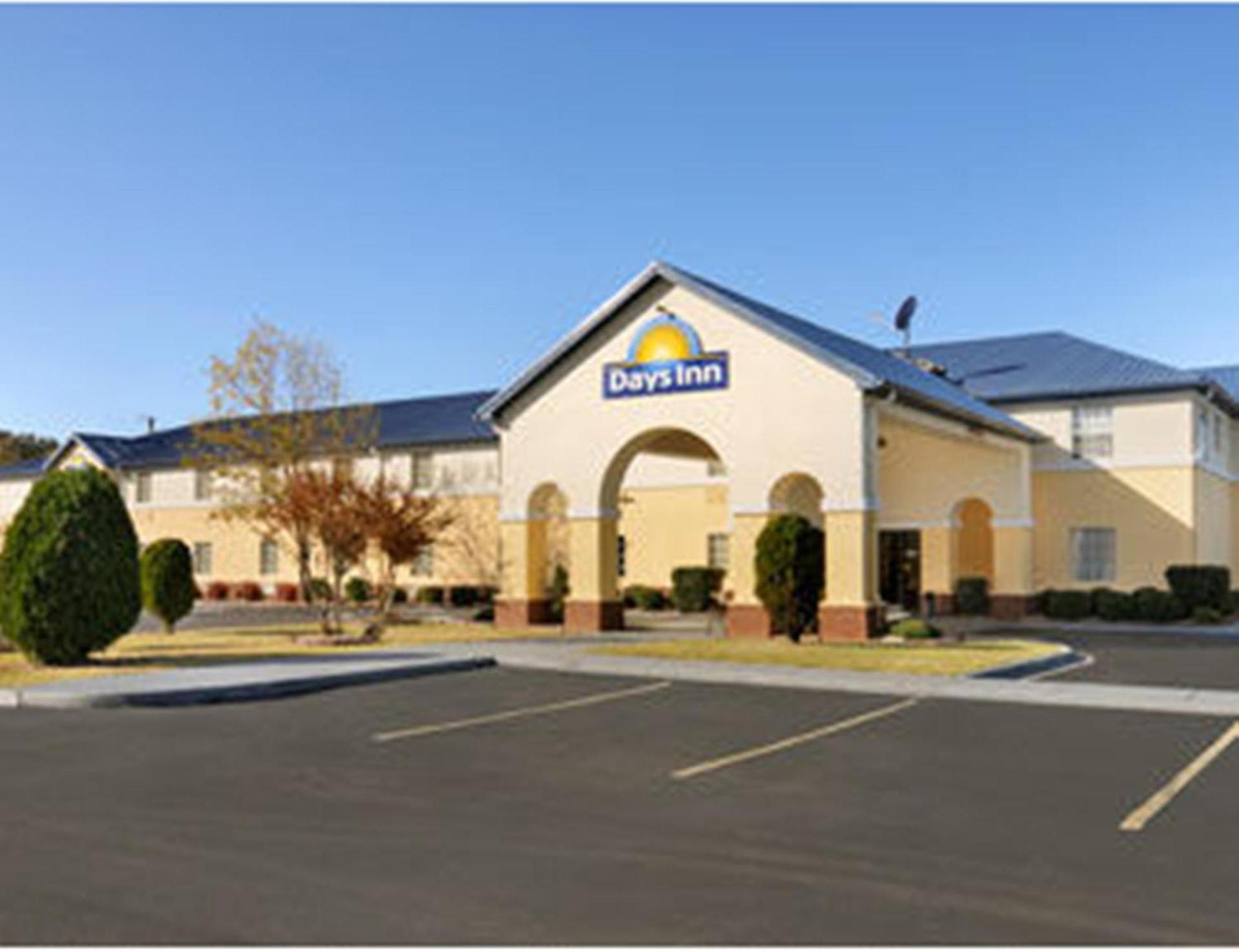 Days Inn by Wyndham Lincoln photo 23