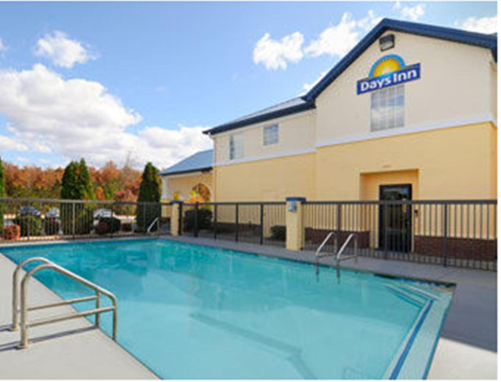 Days Inn by Wyndham Lincoln photo 19