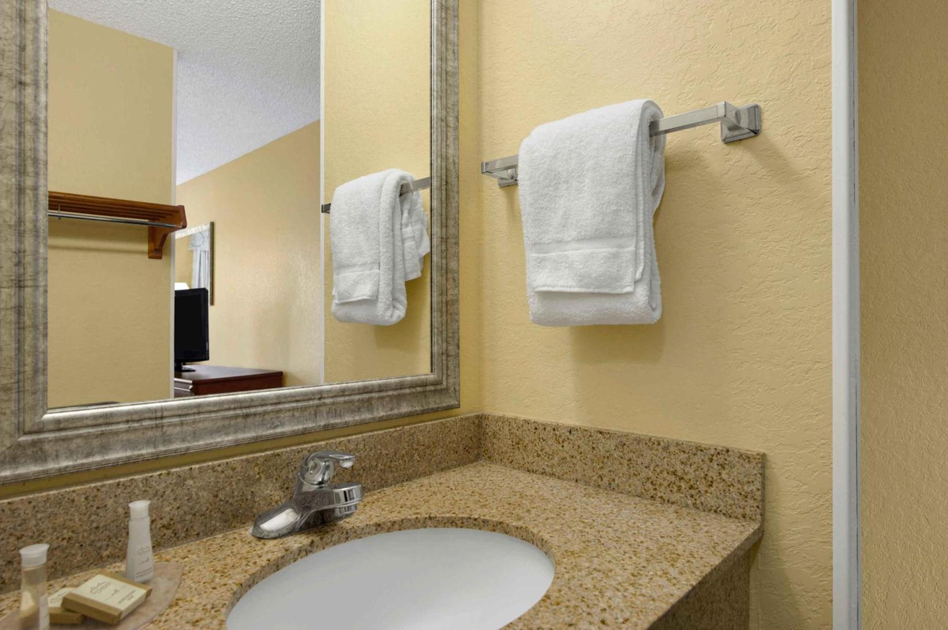 Baymont By Wyndham Gainesville I-75 photo 33