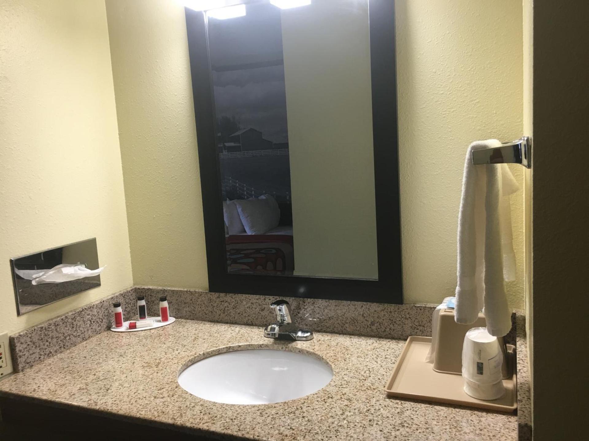 Super 8 by Wyndham Newton photo 18