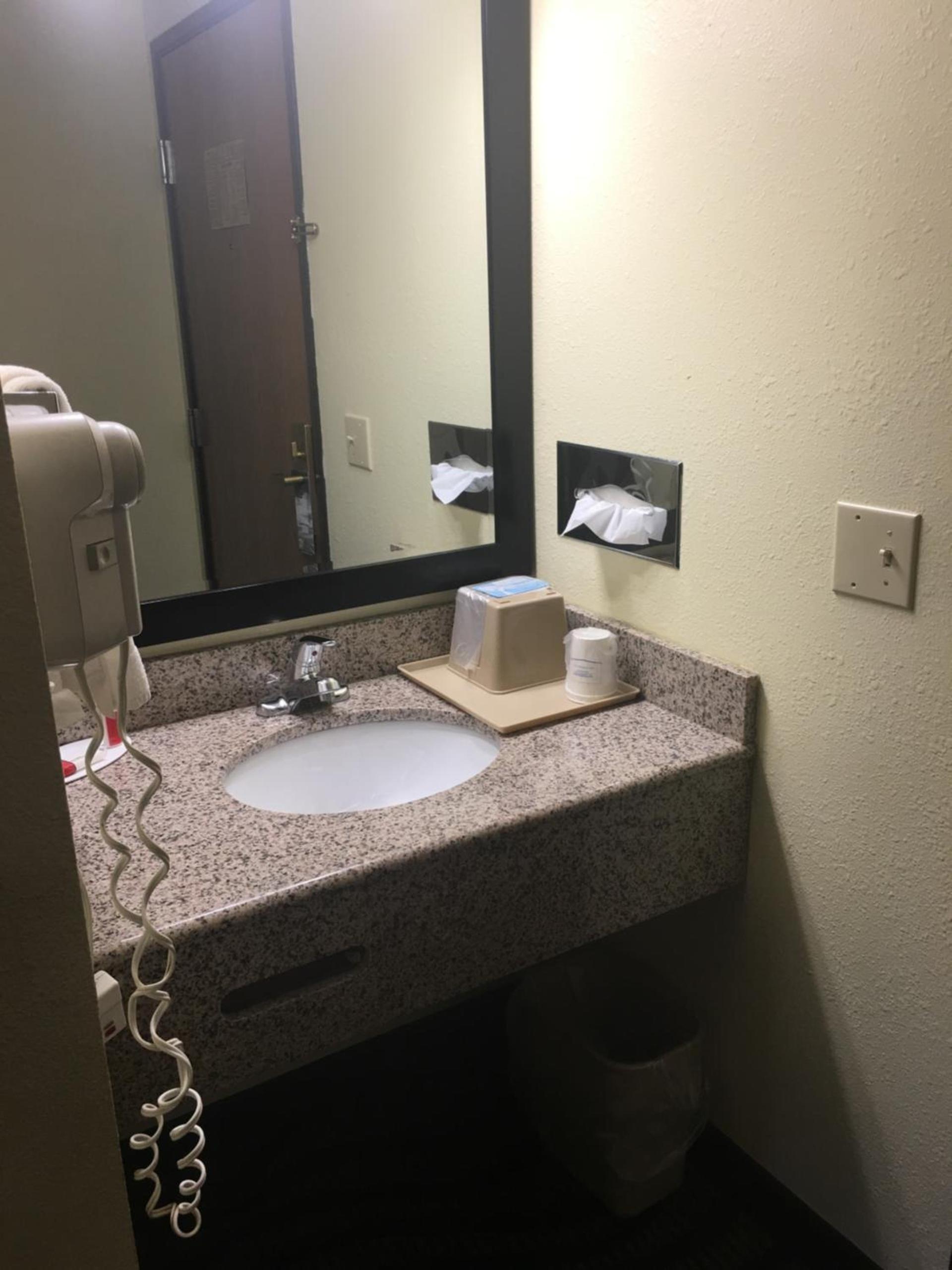 Super 8 by Wyndham Newton photo 17