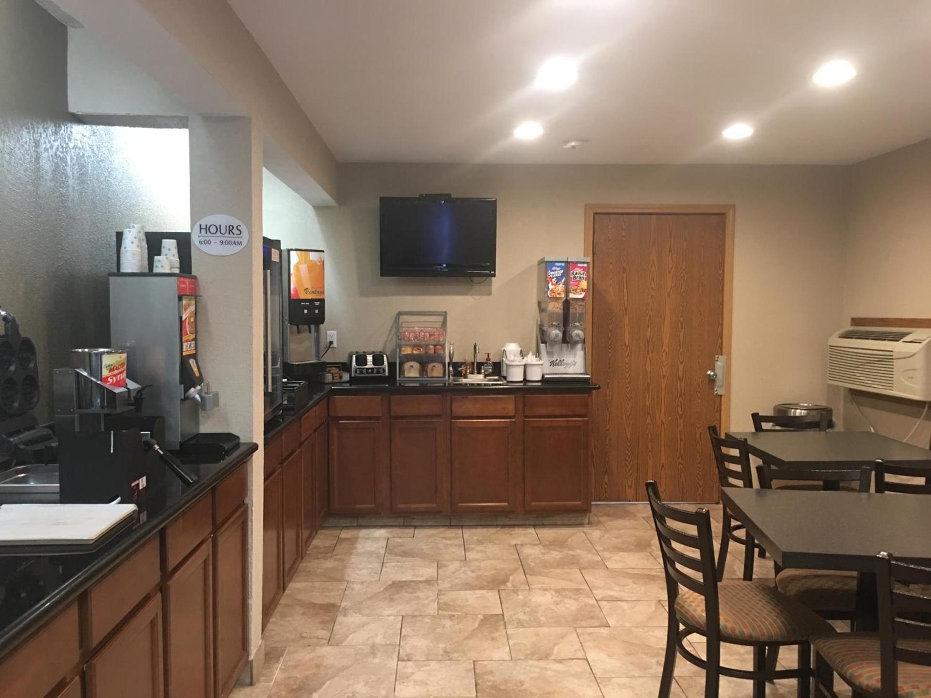 Super 8 by Wyndham Newton photo 14