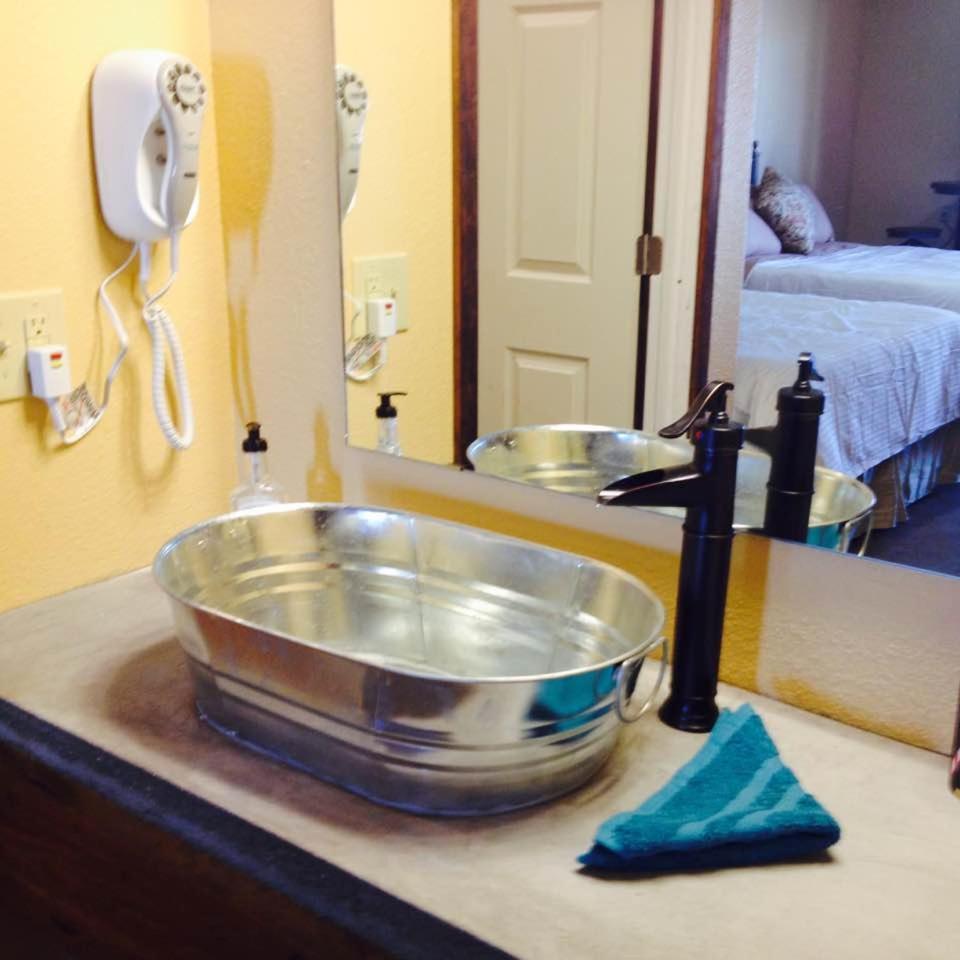 HH Creek Inn photo 11