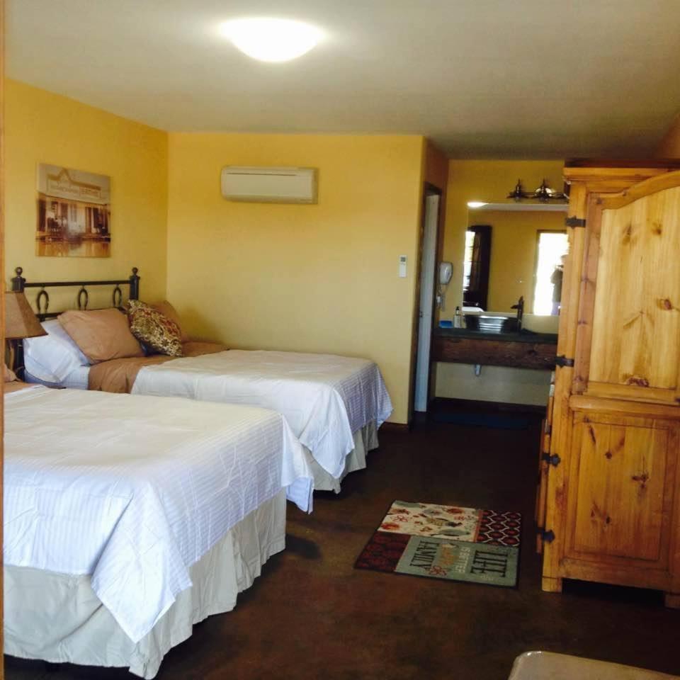 HH Creek Inn photo 4