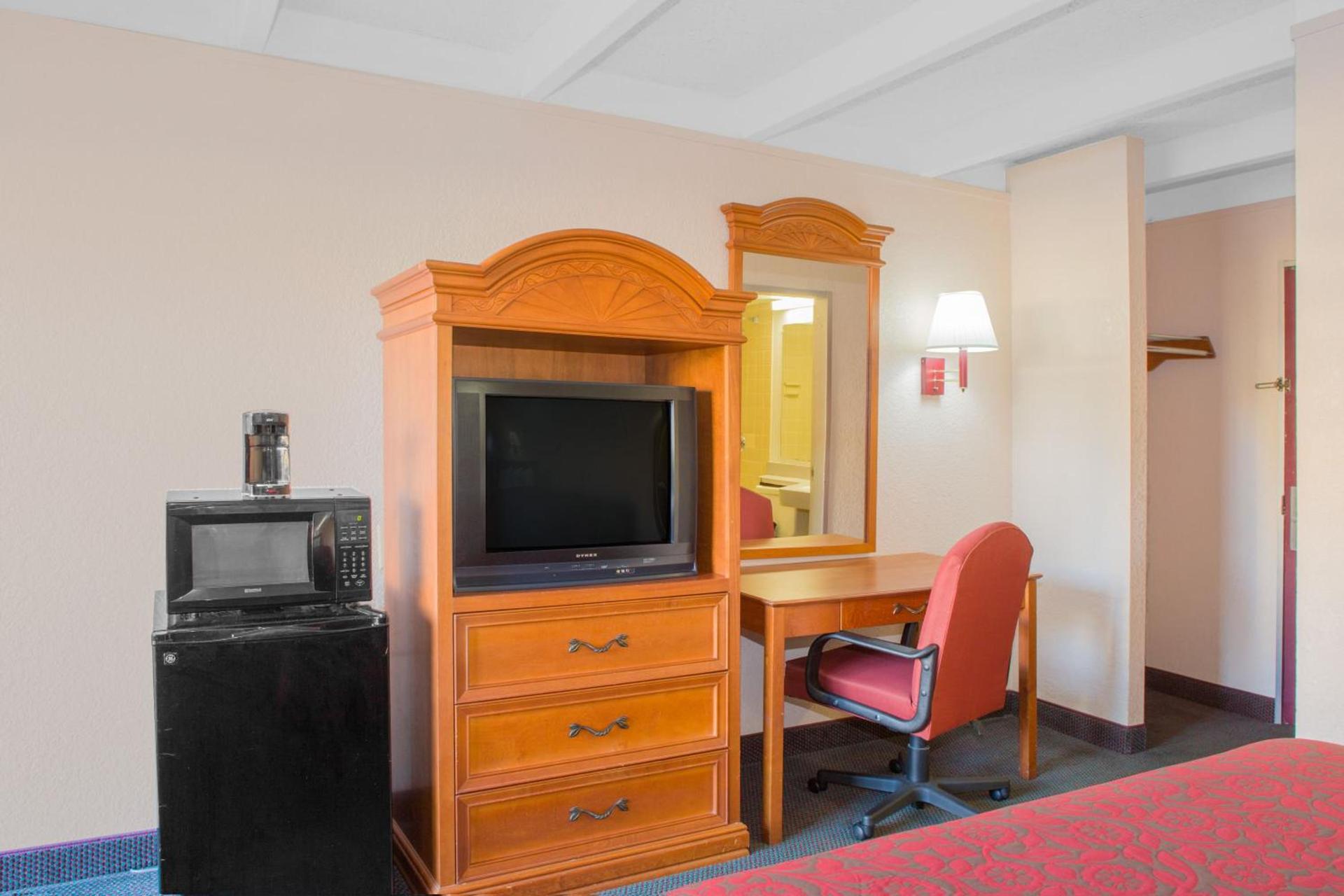 Days Inn by Wyndham Tallahassee University Center photo 23