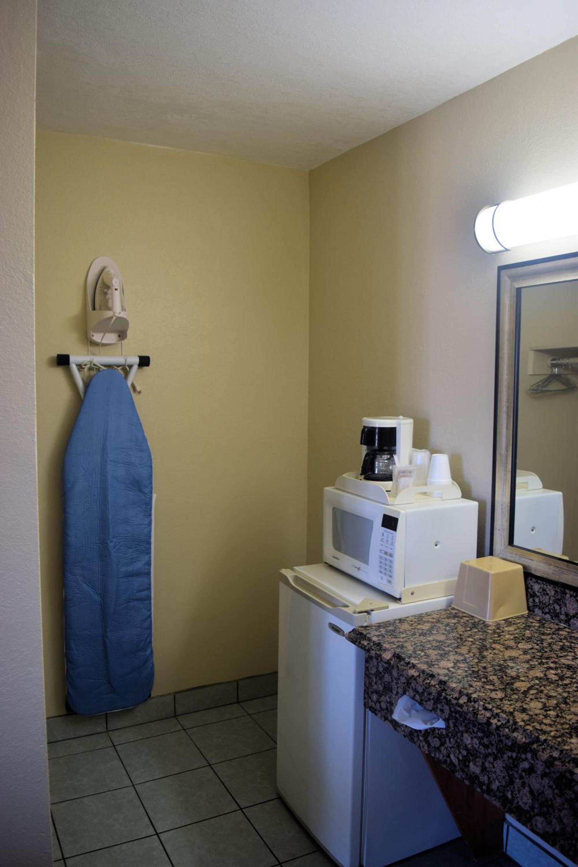 Western Inn & Suites photo 8