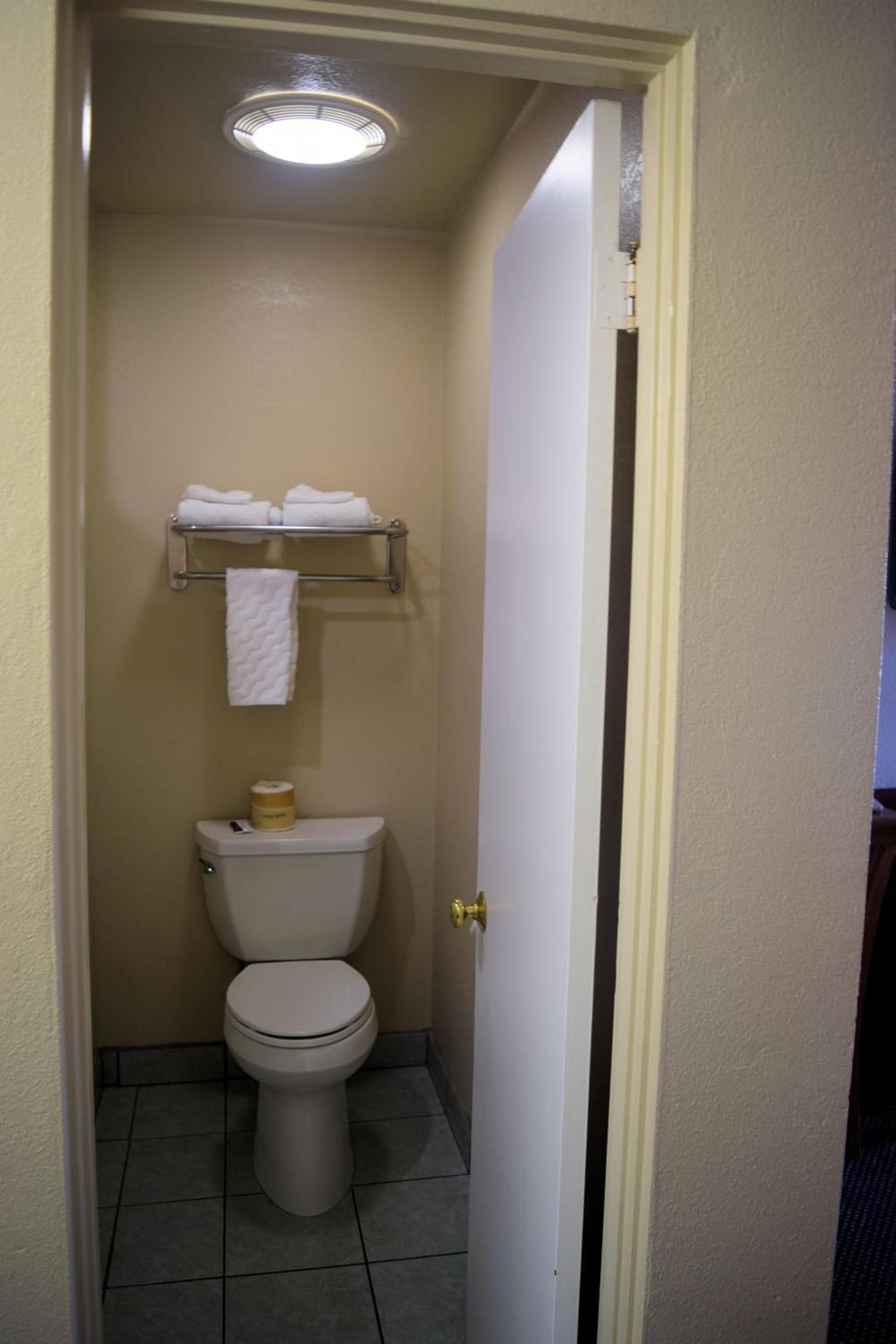Western Inn & Suites photo 6
