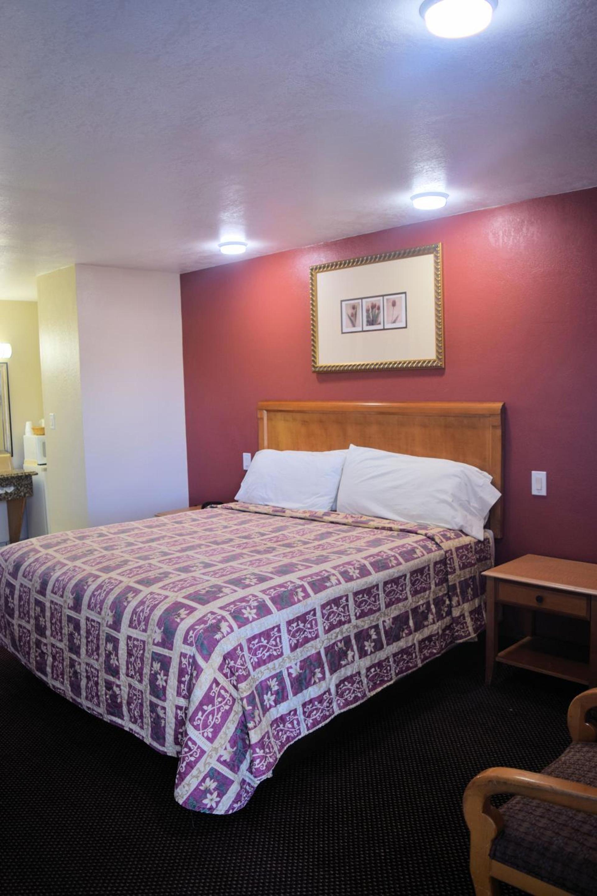 Western Inn & Suites photo 3