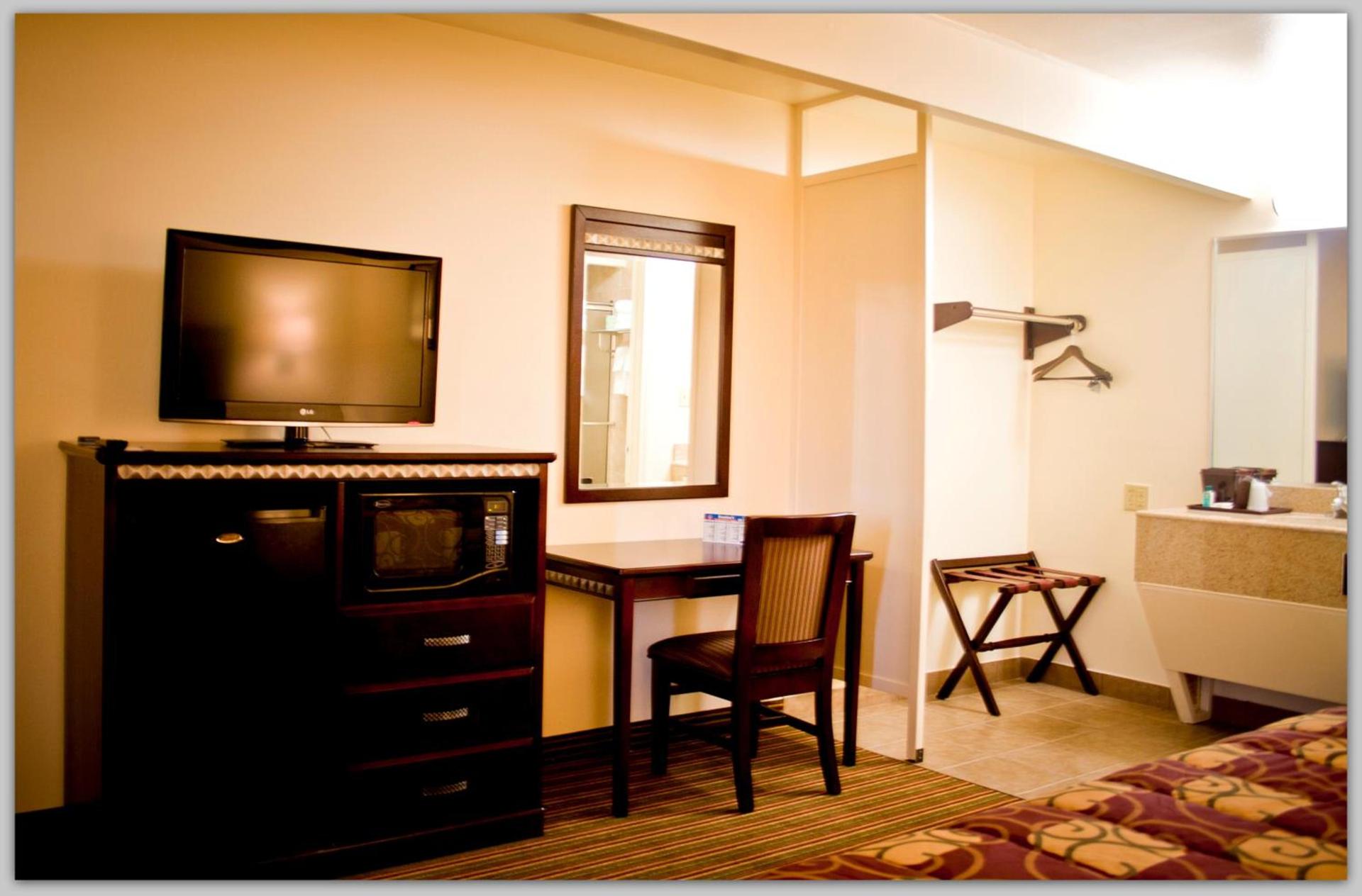 Whispering Palms Inn photo 24