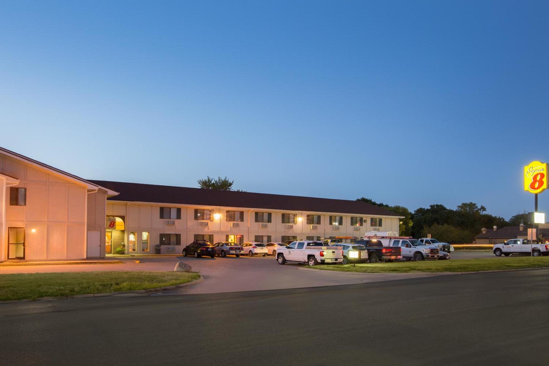 Super 8 by Wyndham Storm Lake photo 4