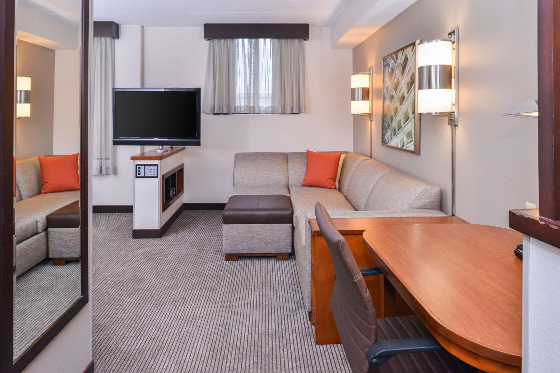 Hyatt Place Herndon Dulles Airport - East photo 35