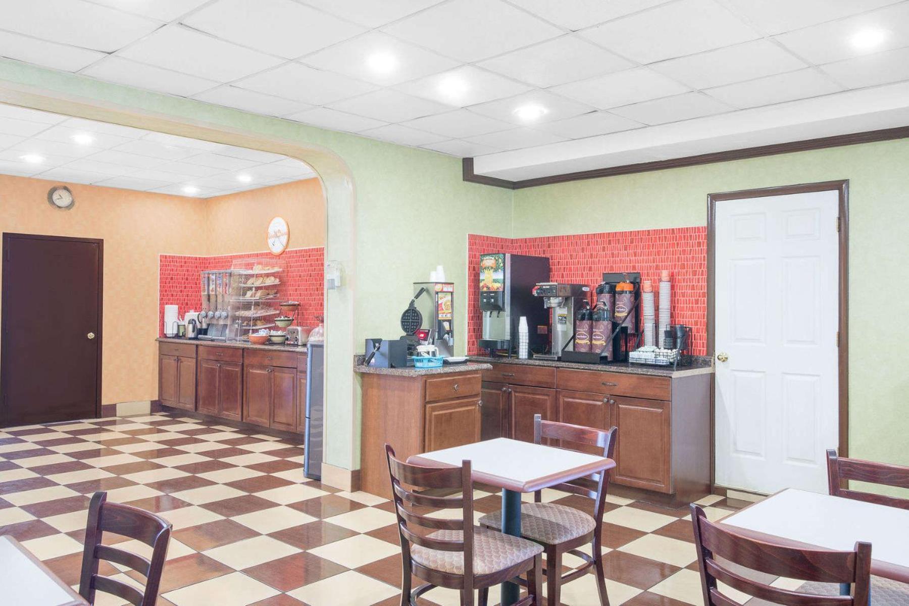Howard Johnson by Wyndham North Bergen photo 43