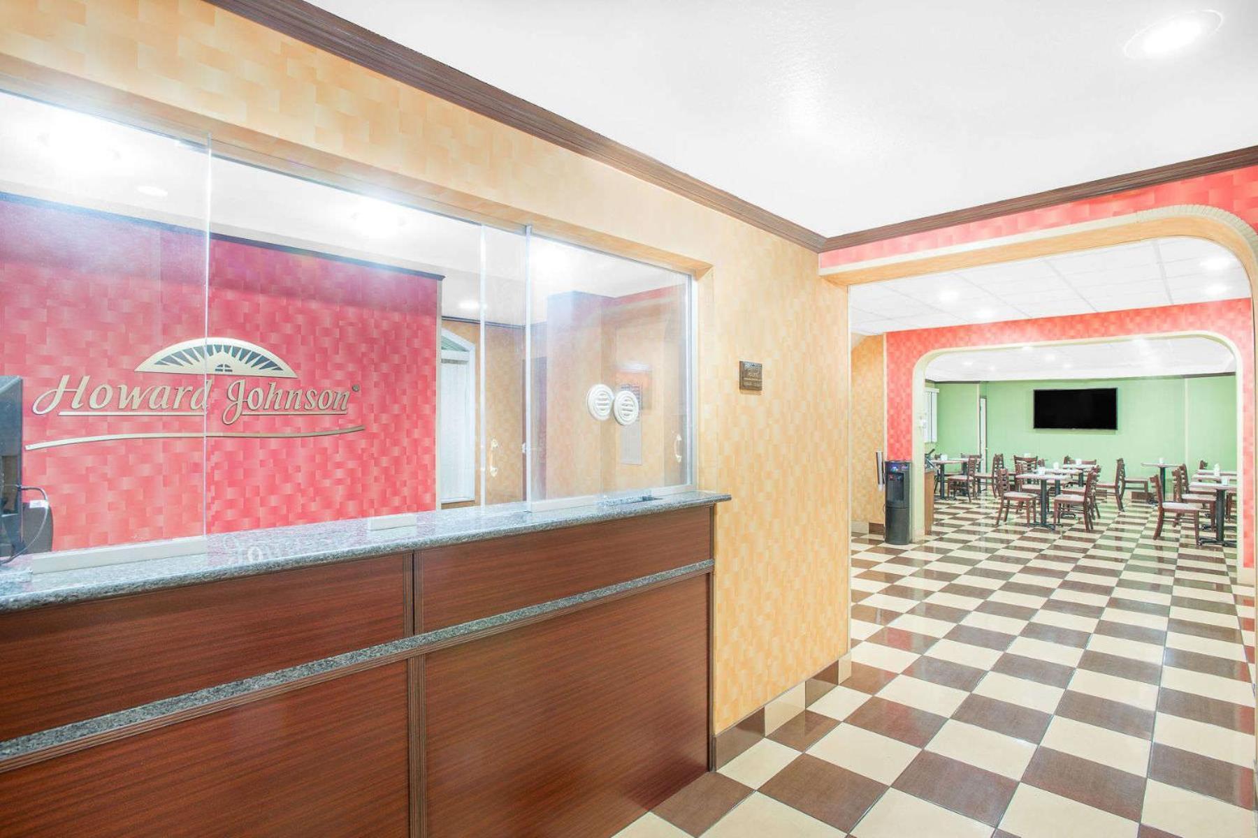 Howard Johnson by Wyndham North Bergen photo 42