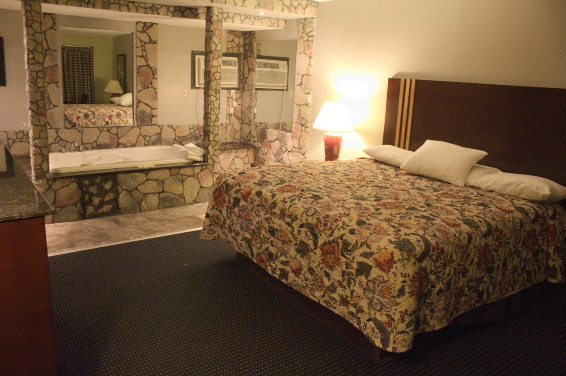 American Inn and Suites photo 17