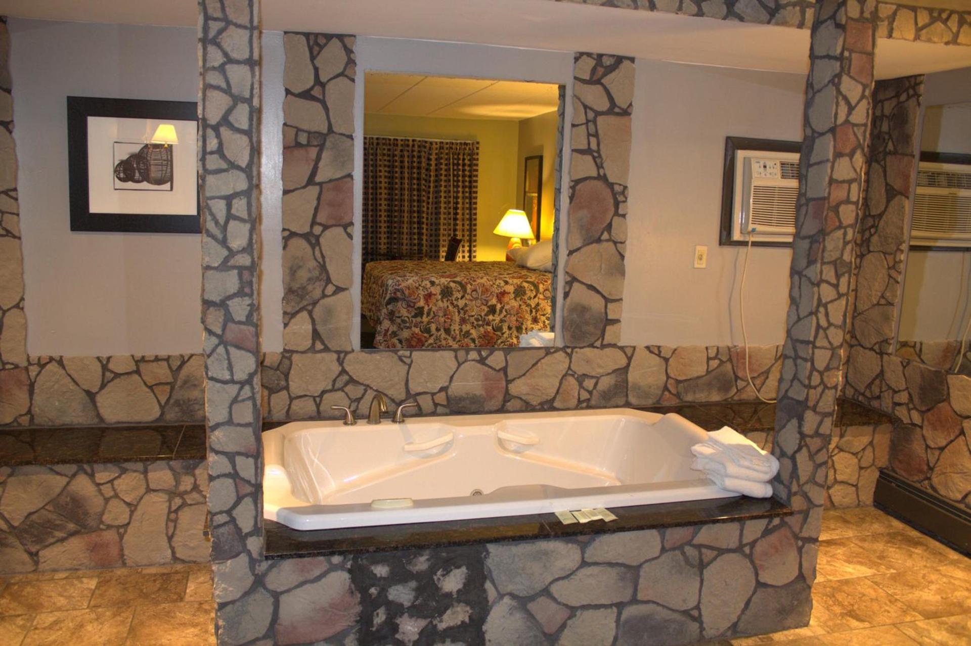 American Inn and Suites photo 16