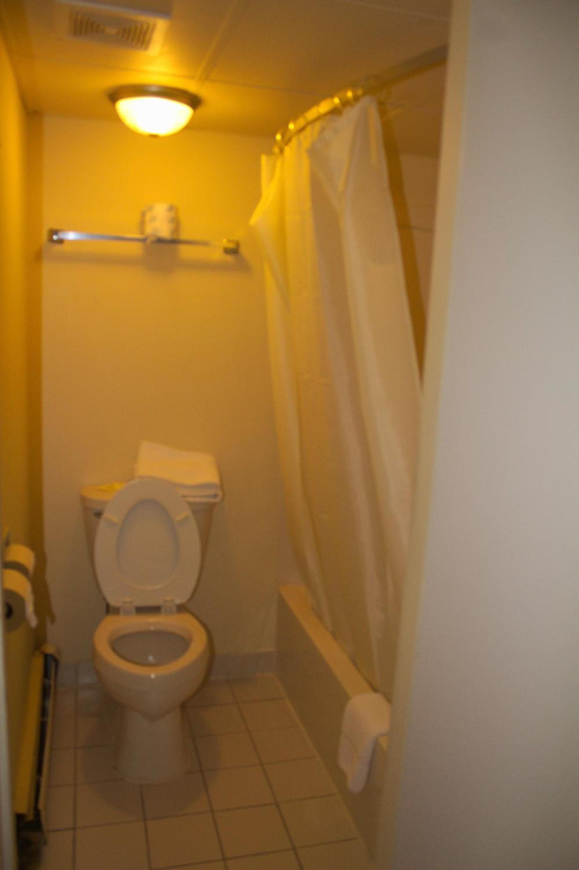 American Inn and Suites photo 12