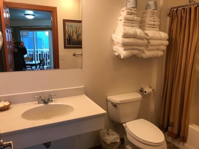 Longliner Lodge and Suites photo 30