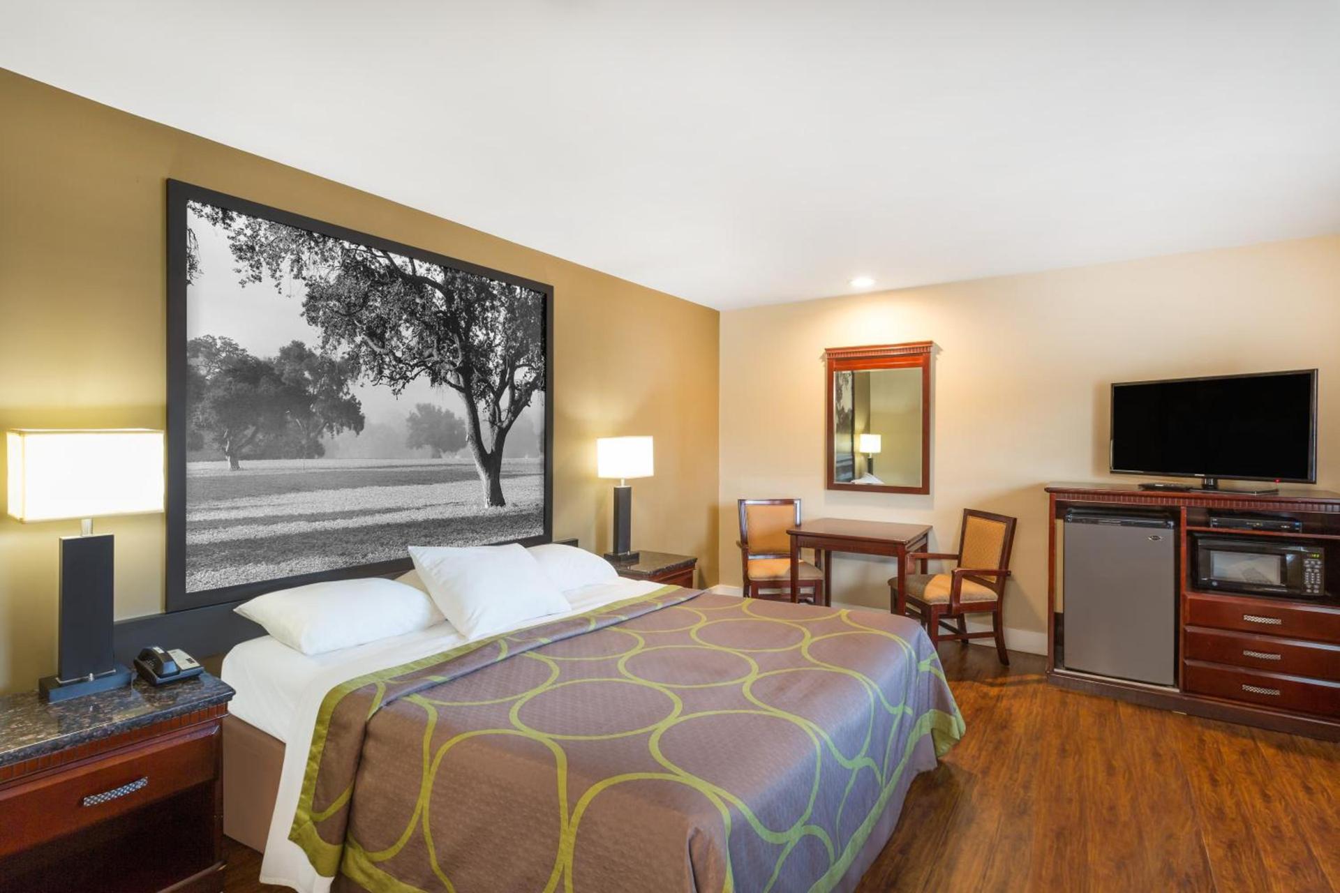 Super 8 by Wyndham Martinez photo 25
