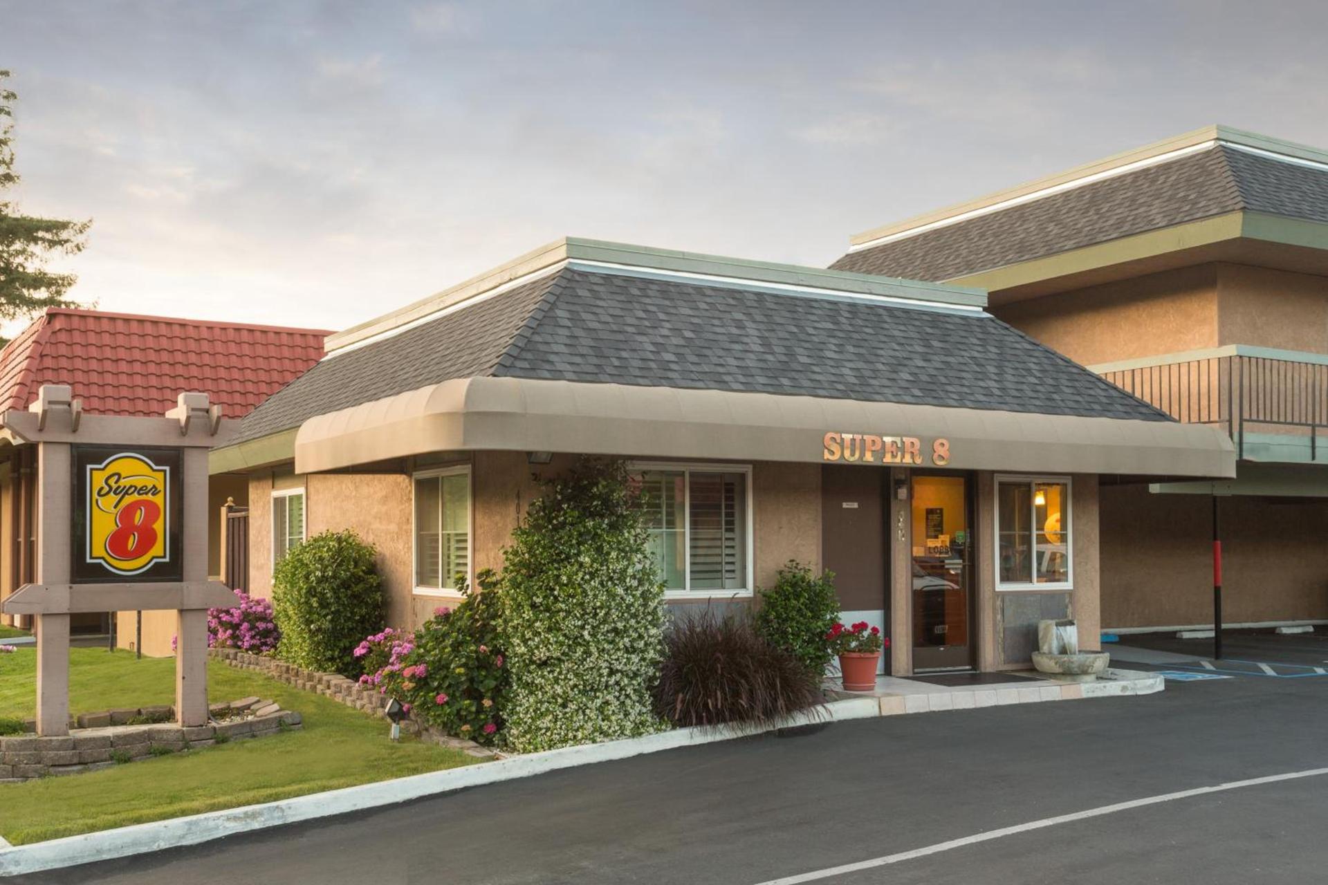 Super 8 by Wyndham Martinez photo 30