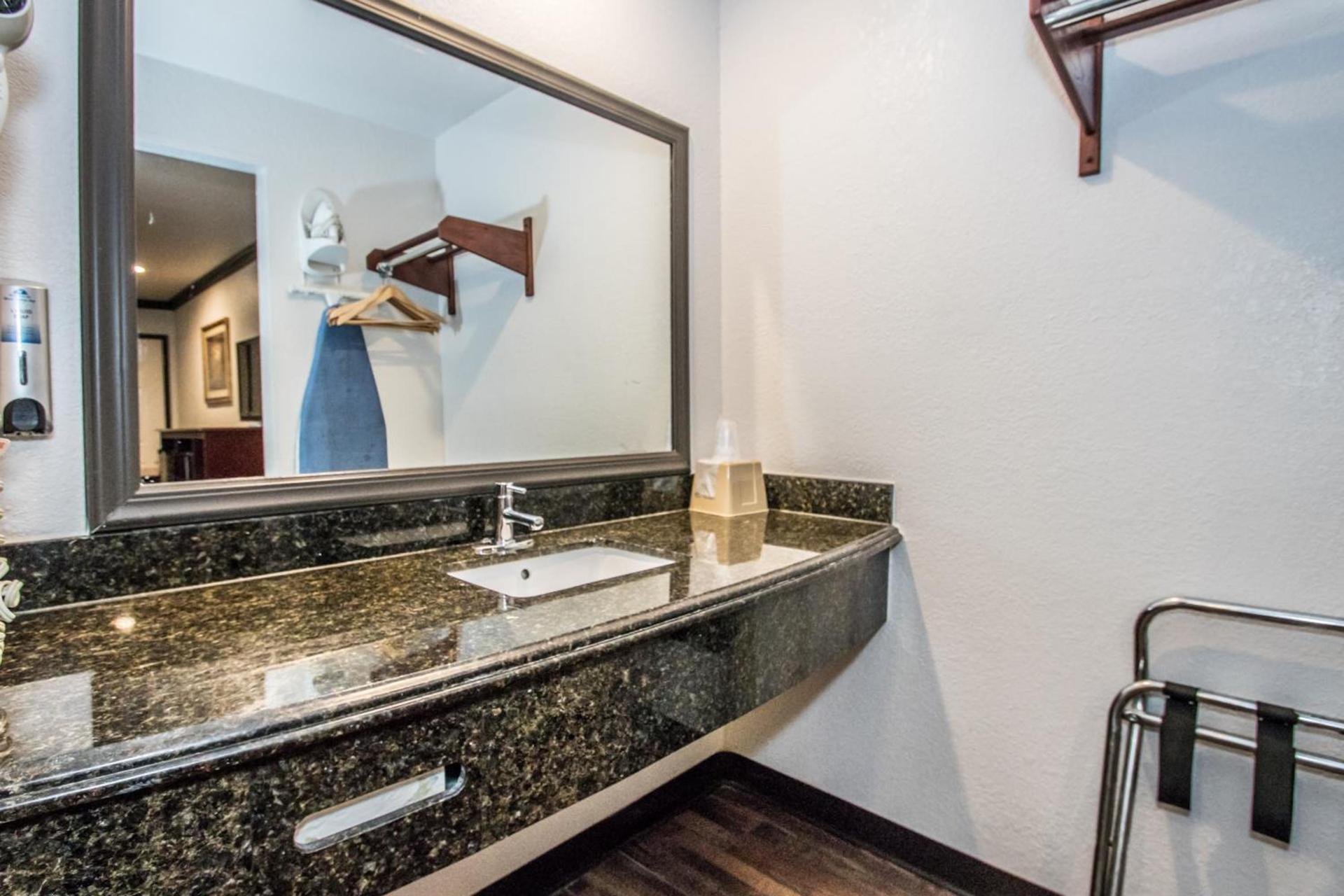 Americas Best Value Inn Fort Worth photo 19