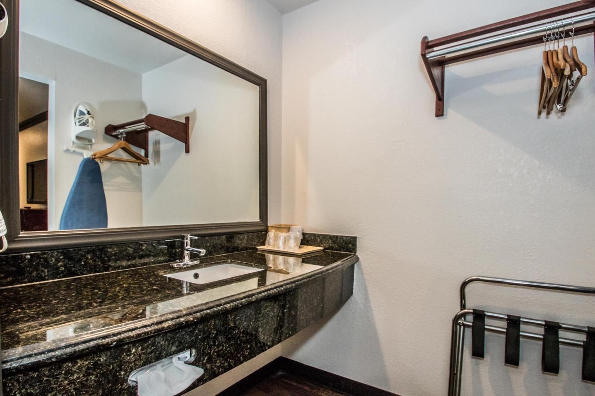 Americas Best Value Inn Fort Worth photo 29