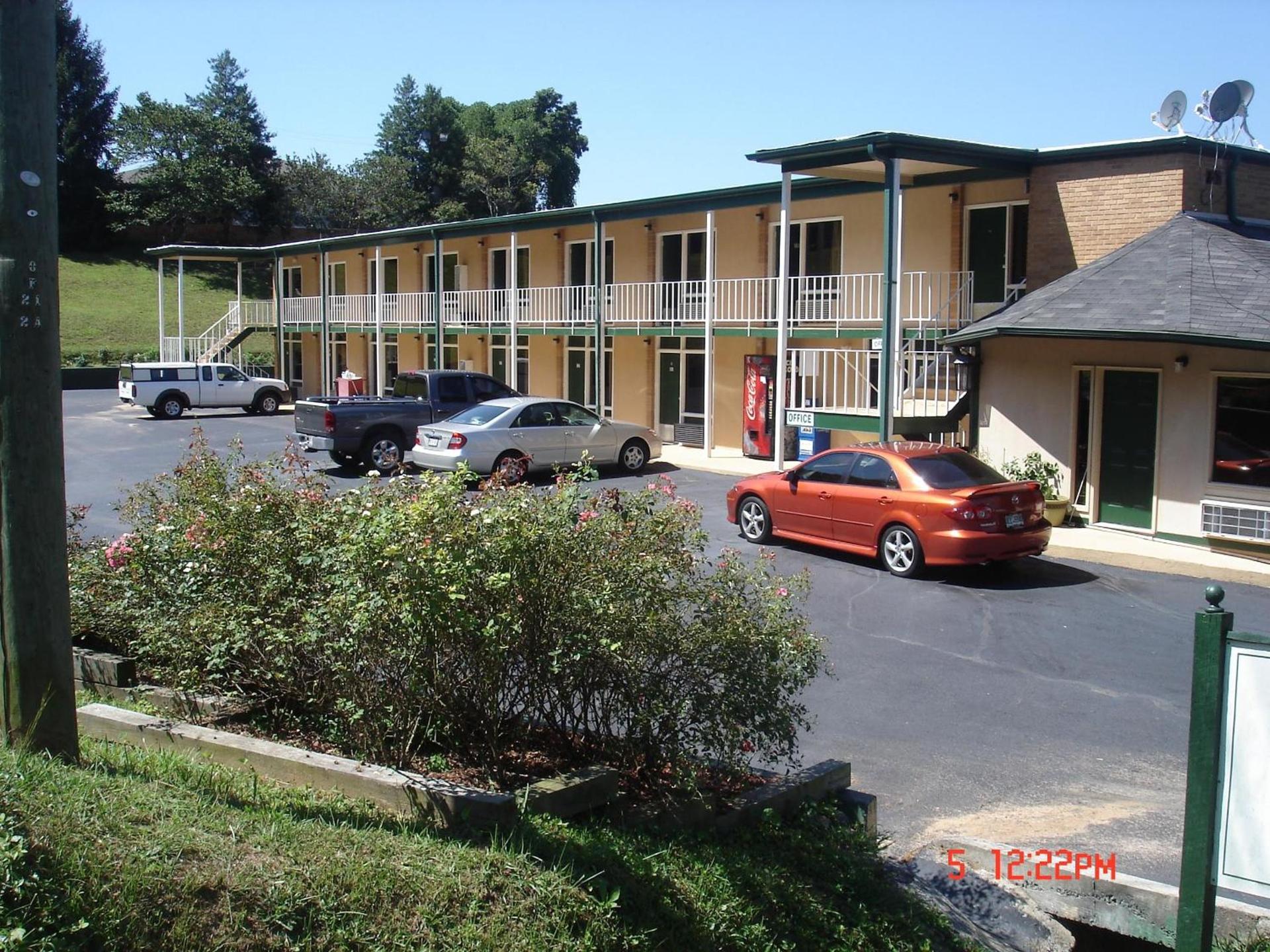 Budget Inn Top of Ellijay photo 10