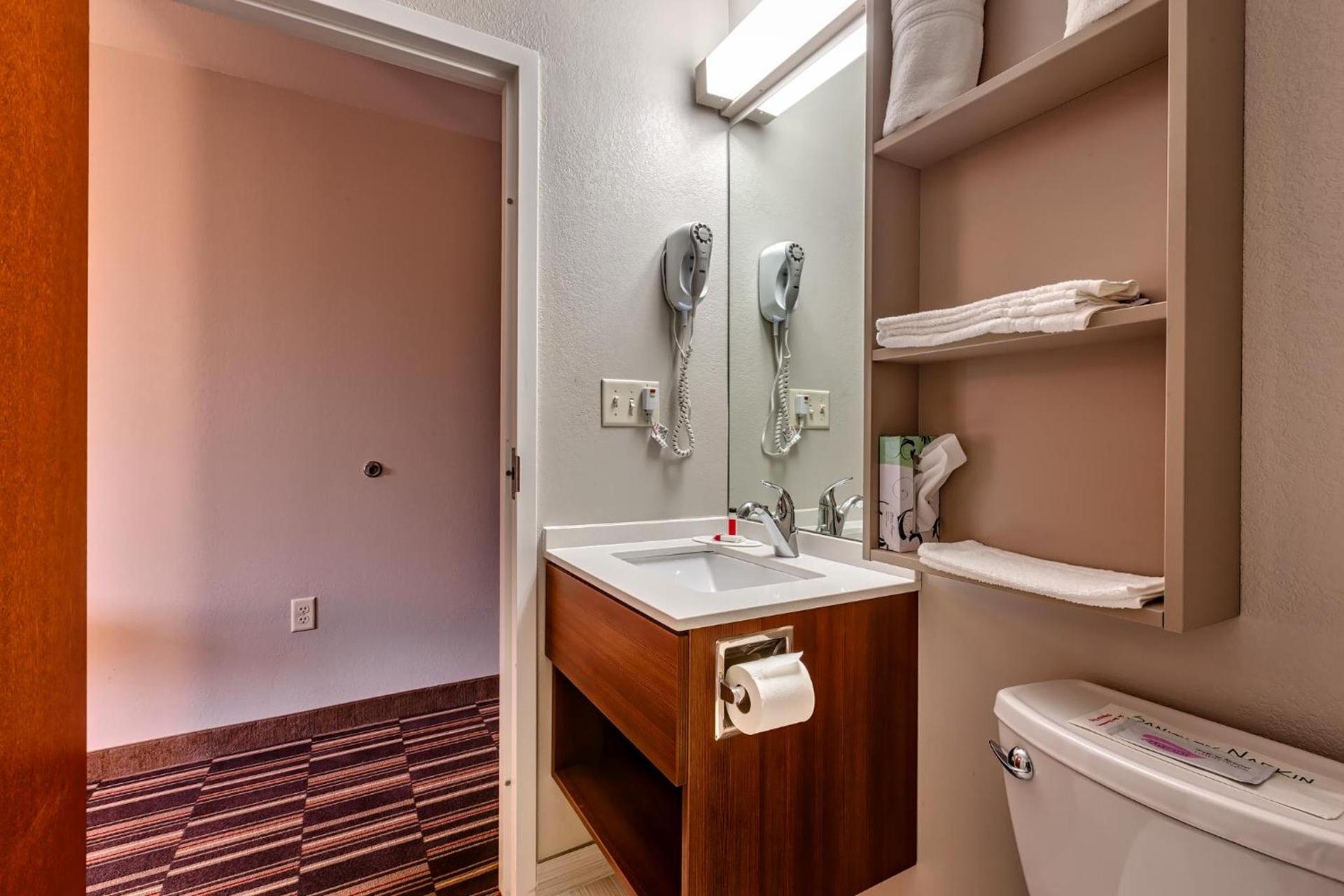 Microtel Inn & Suites by Wyndham Niagara Falls photo 30