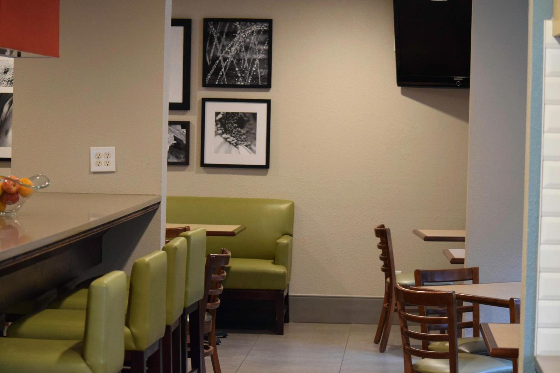 Country Inn & Suites by Radisson, Lincoln North Hotel and Conference Center, NE photo 28