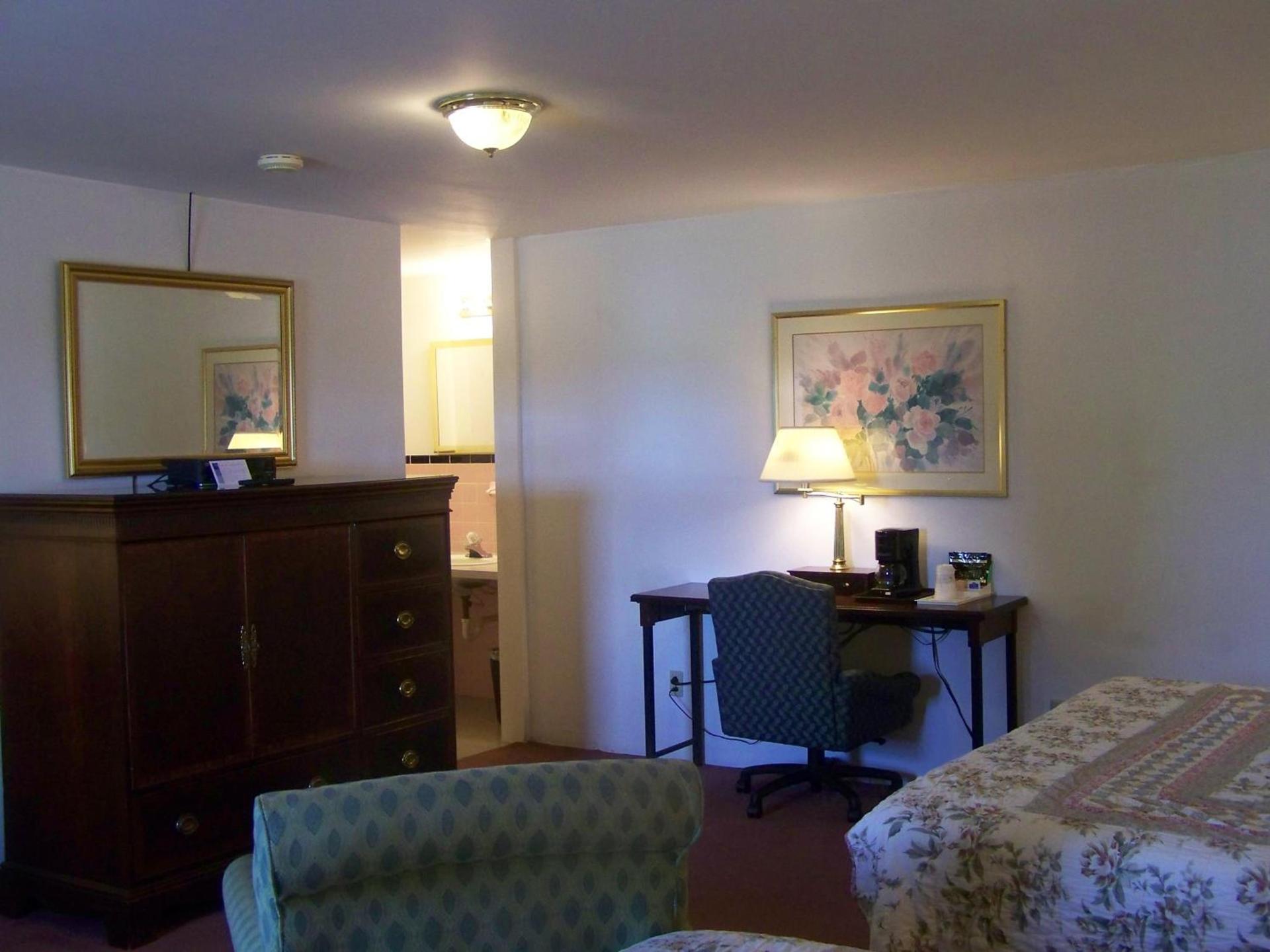 Golden Knight Inn and Suites photo 56