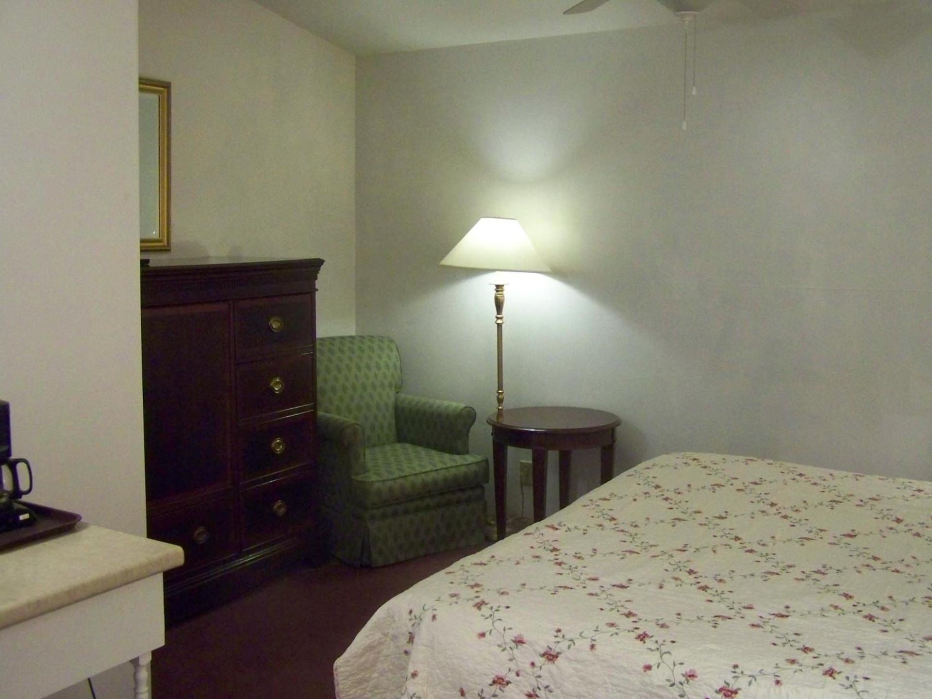 Golden Knight Inn and Suites photo 53