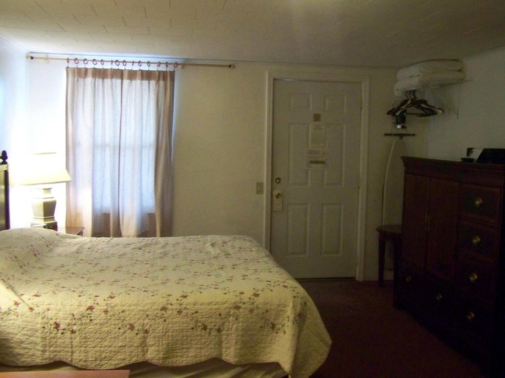 Golden Knight Inn and Suites photo 54