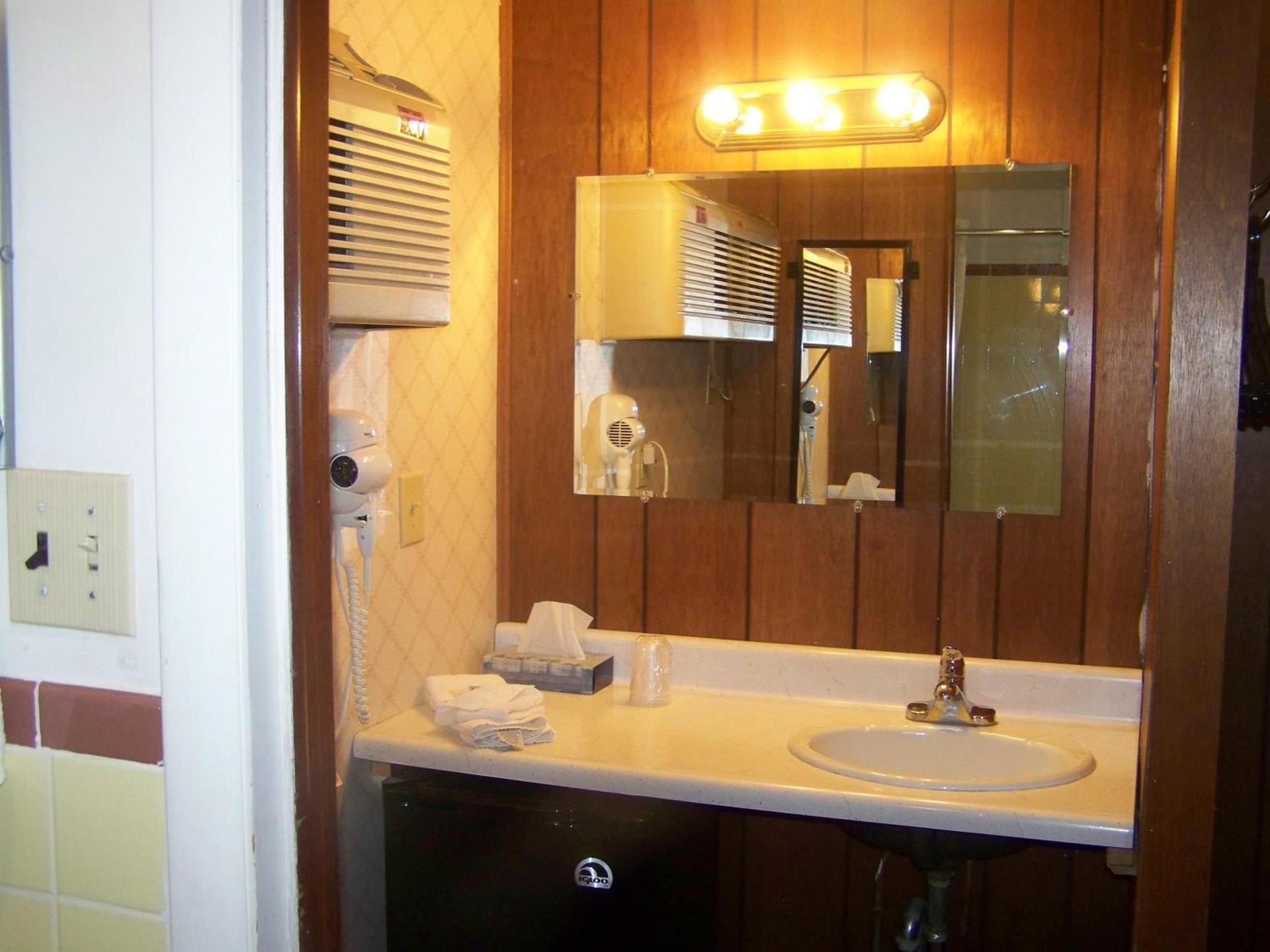 Golden Knight Inn and Suites photo 45