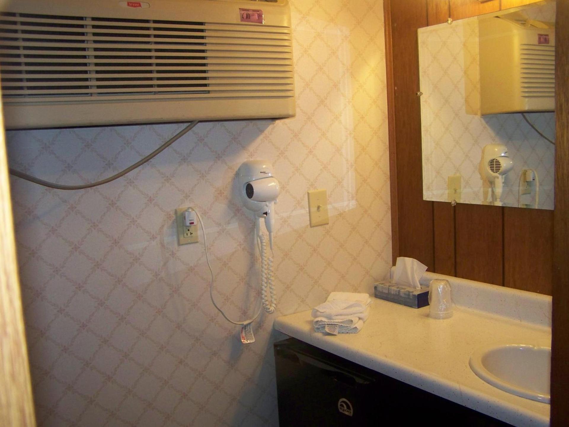 Golden Knight Inn and Suites photo 46