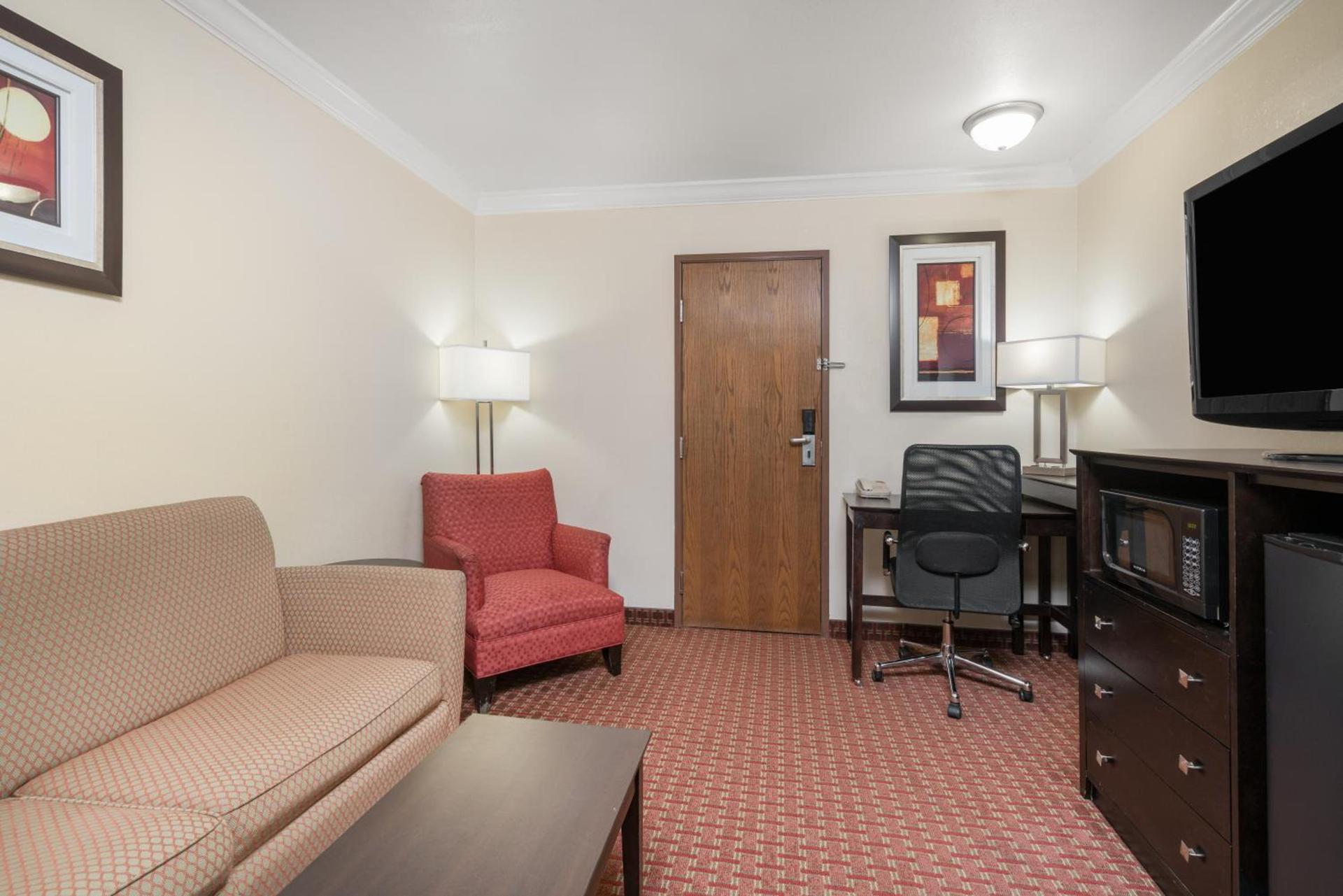 AmericInn by Wyndham Johnston Des Moines photo 48