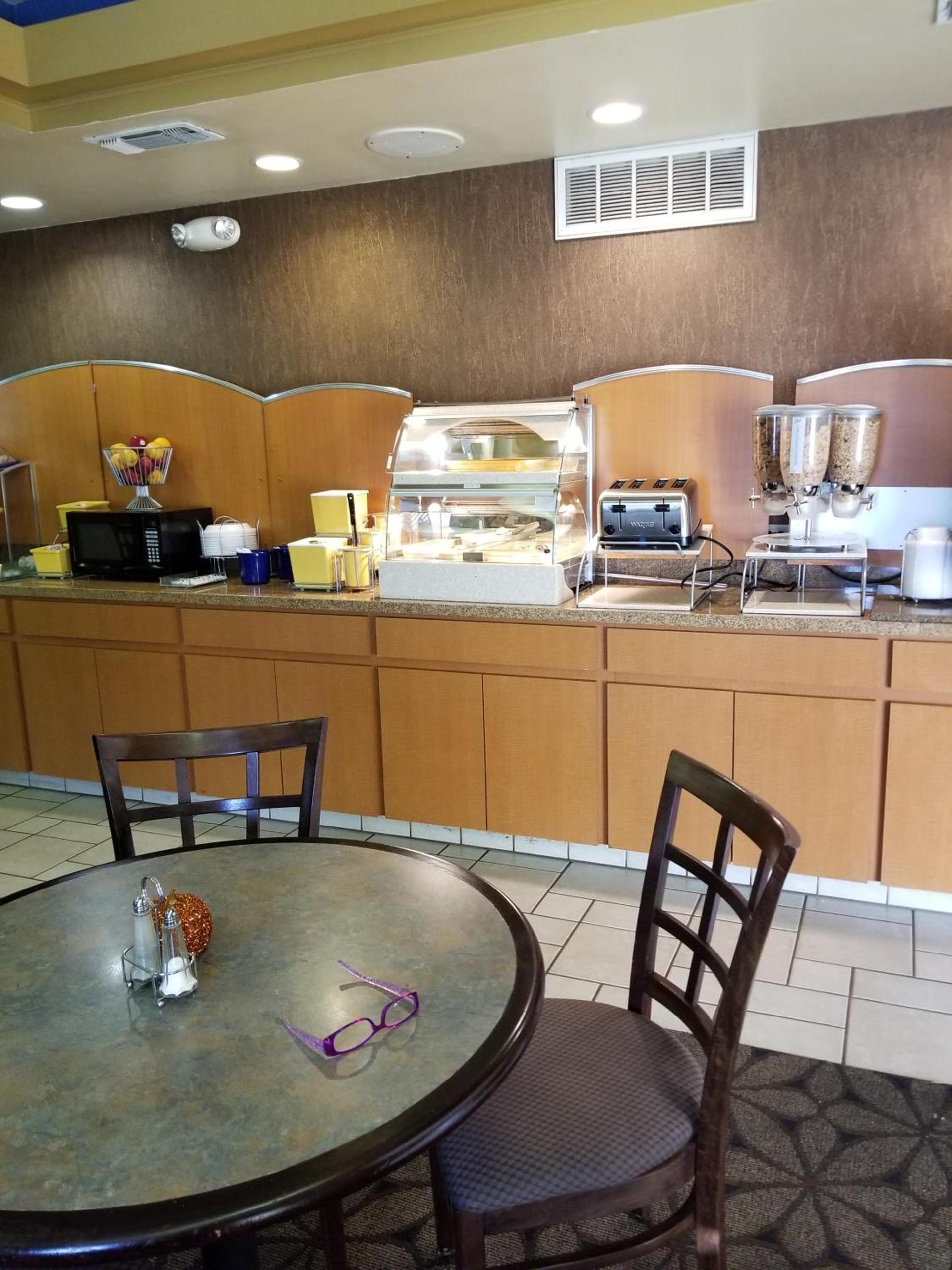 Days Inn by Wyndham Tulsa Central photo 11