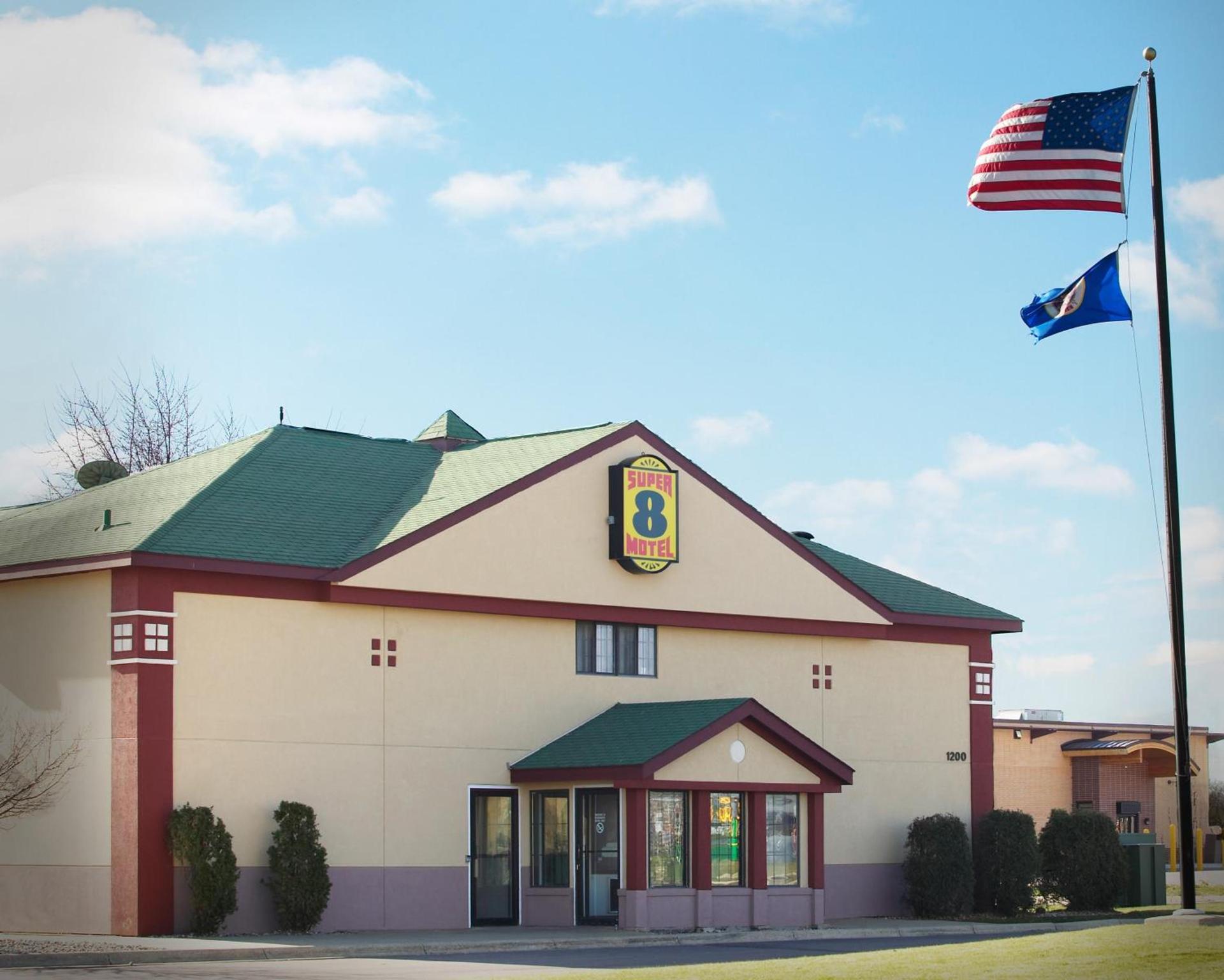 Super 8 by Wyndham Fairmont photo 18