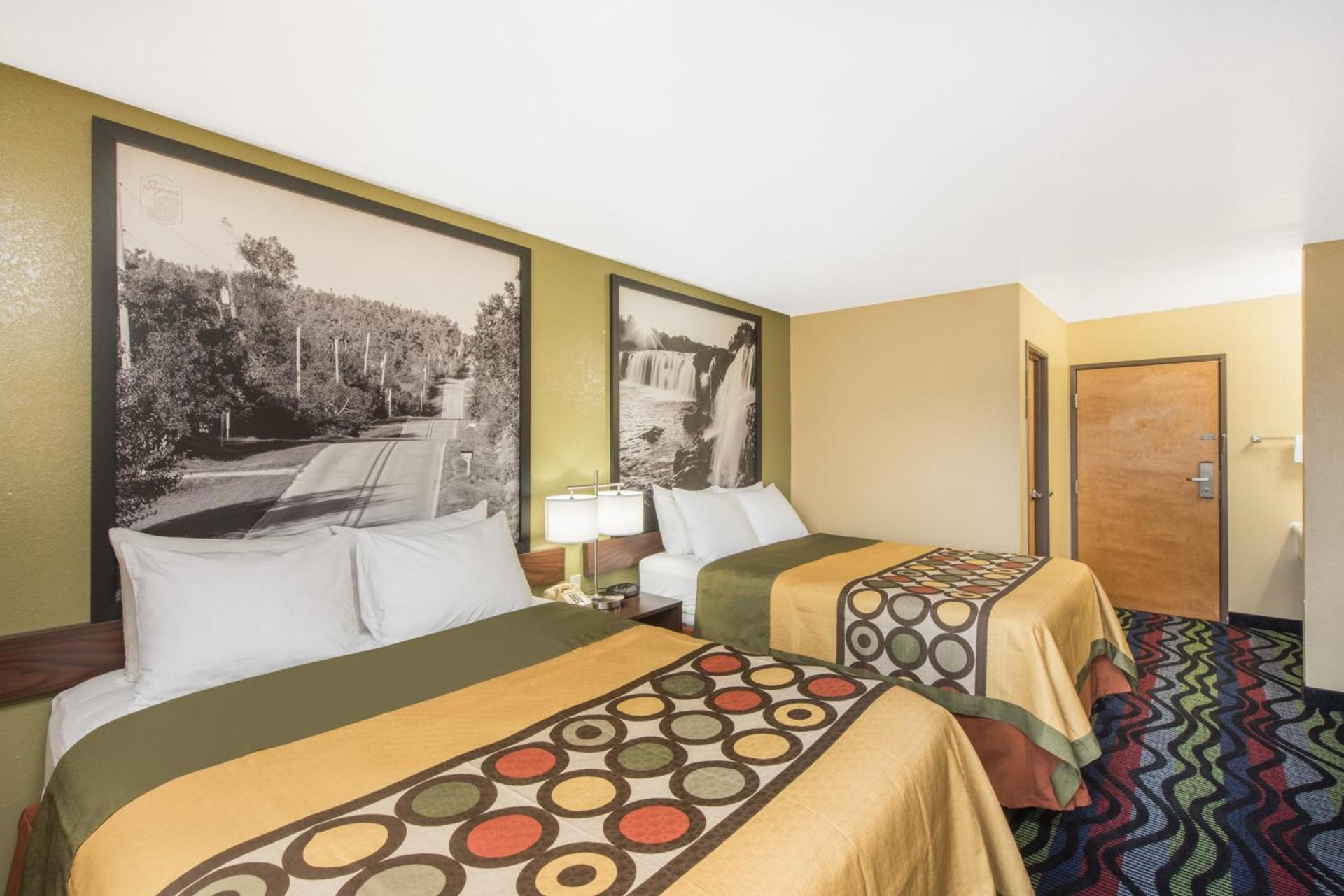 Super 8 by Wyndham Farmington photo 9