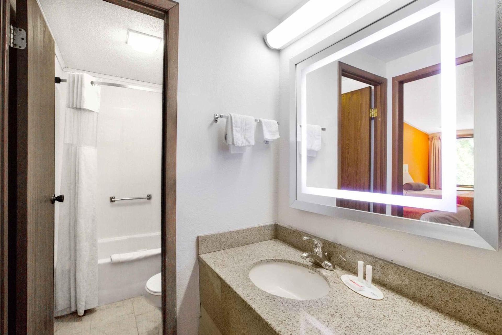 Howard Johnson by Wyndham Wilmington photo 17