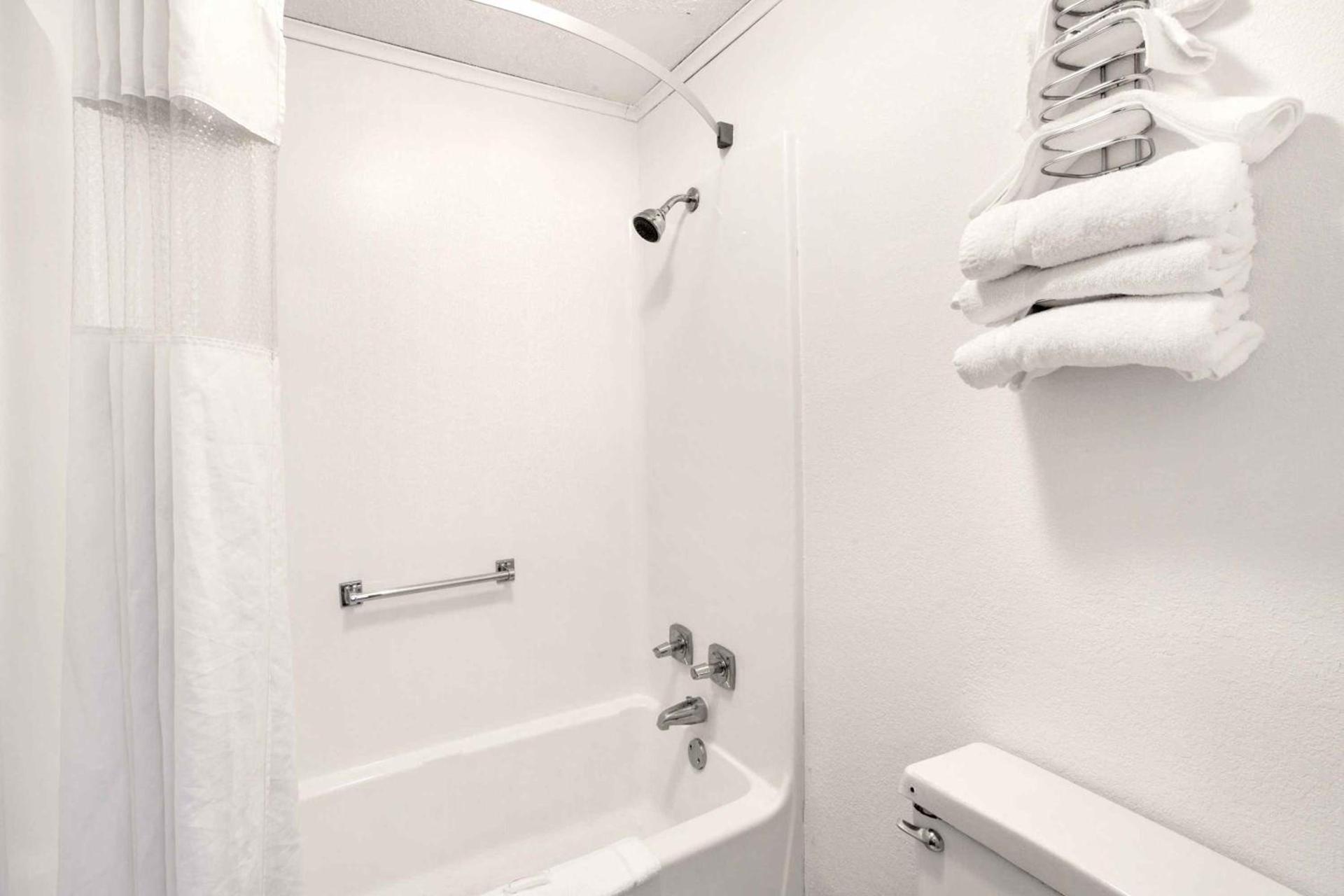 Howard Johnson by Wyndham Wilmington photo 18