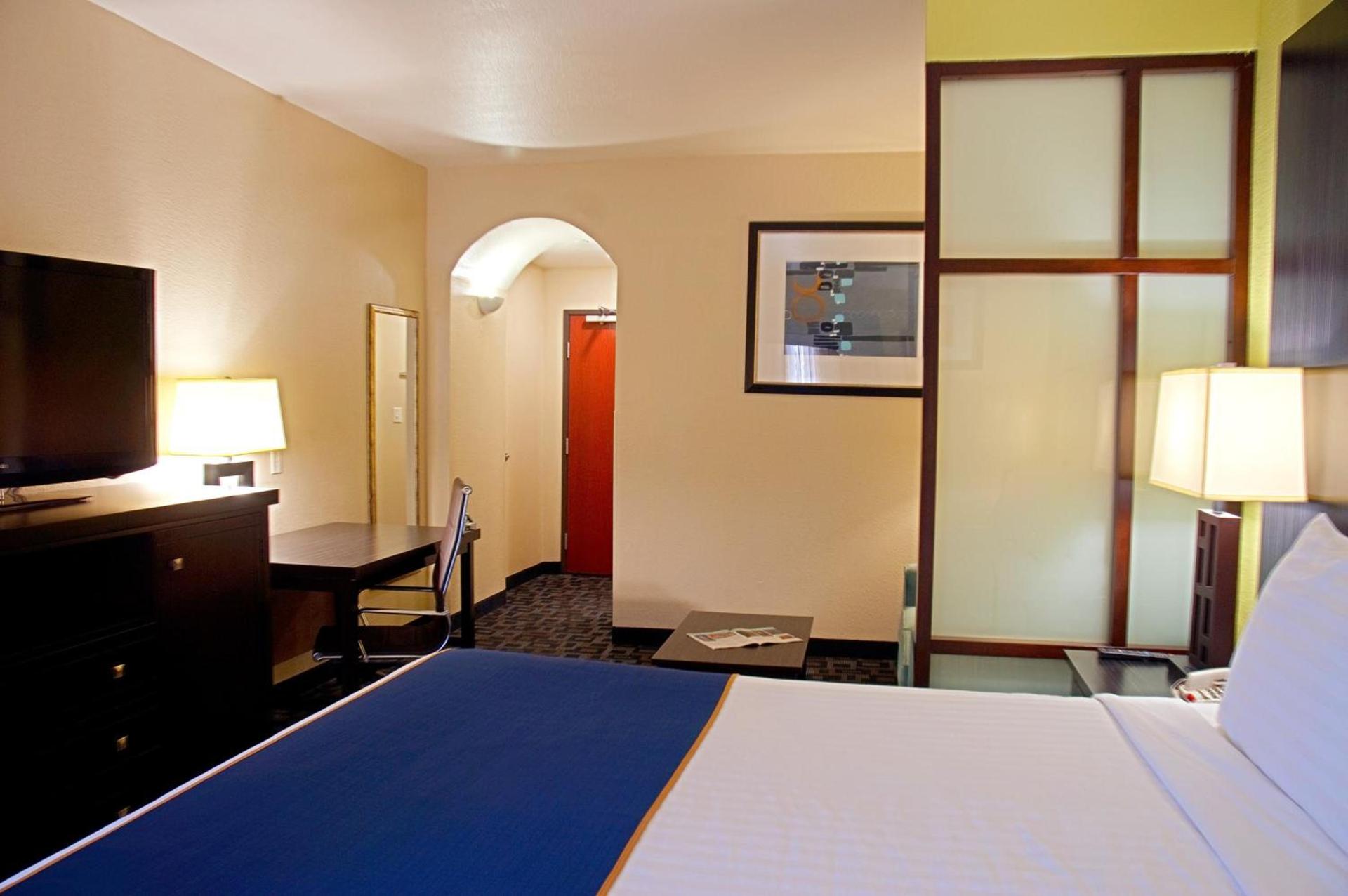 Super 8 by Wyndham Irving/DFW Apt/North photo 4