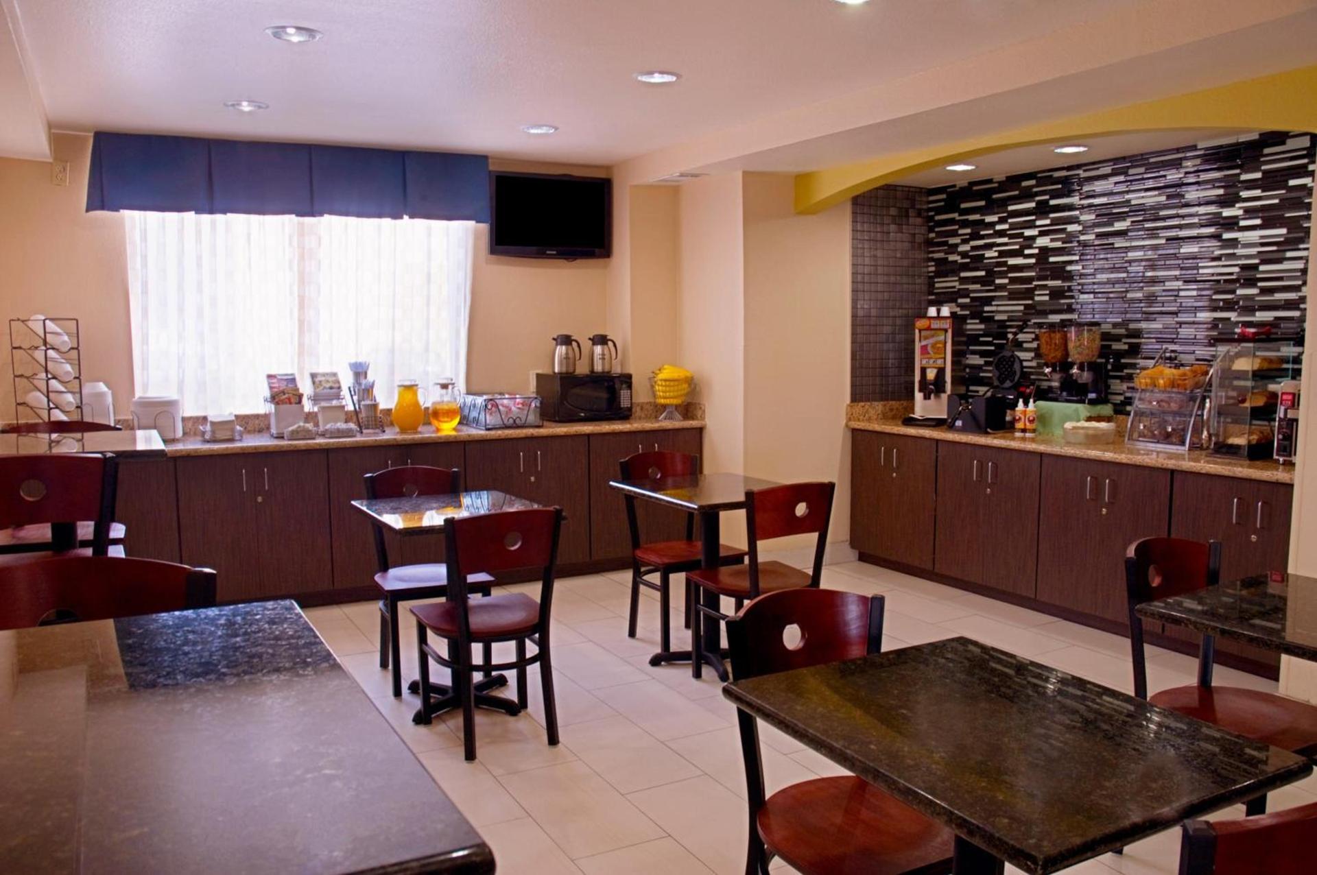 Super 8 by Wyndham Irving/DFW Apt/North photo 3