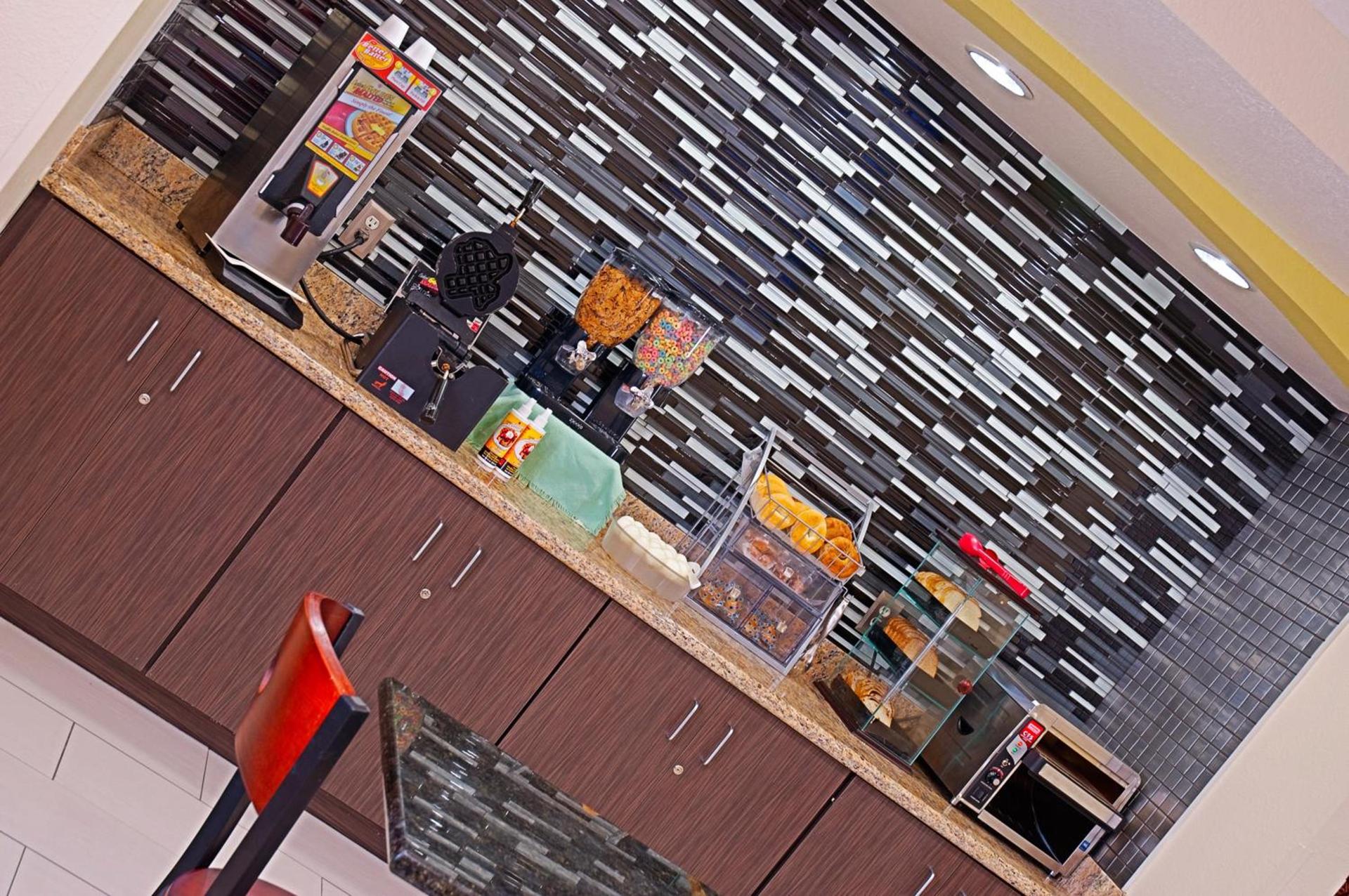 Super 8 by Wyndham Irving/DFW Apt/North photo 8