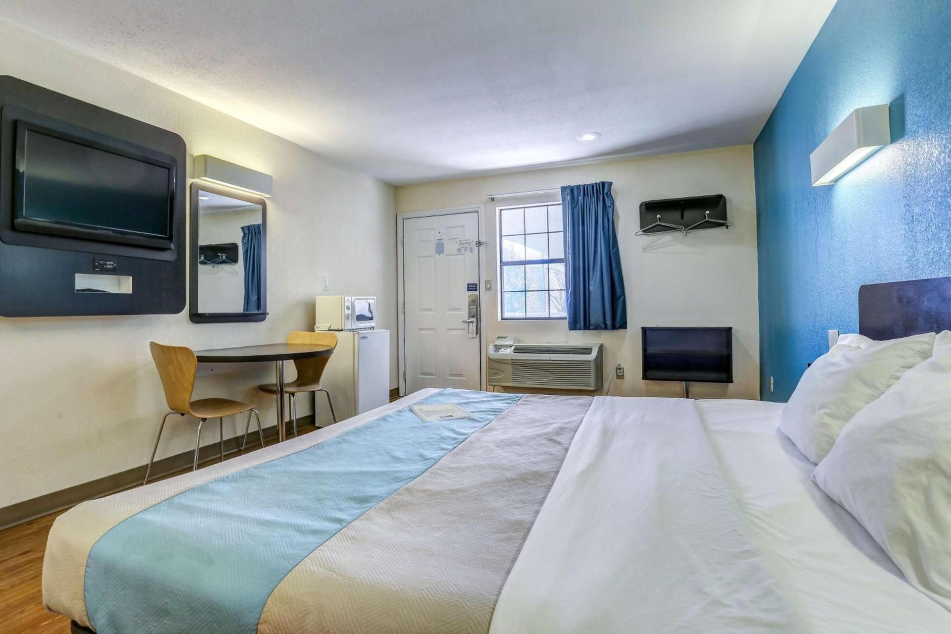 Motel 6-Dickson, TN photo 16